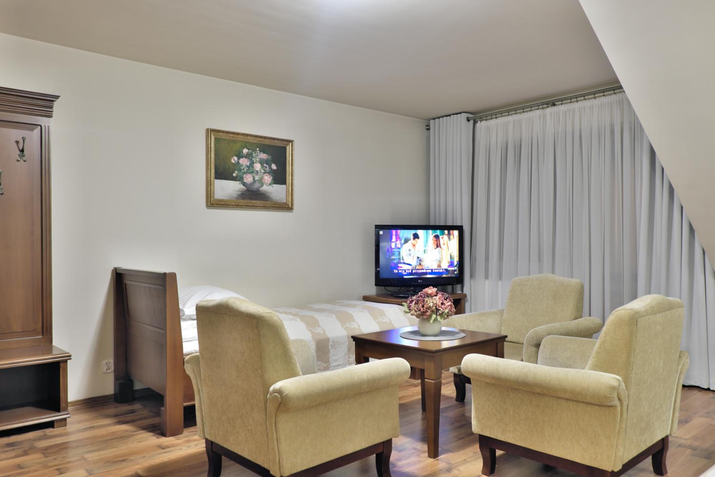 Quadruple Room with Balcony - Photo 3
