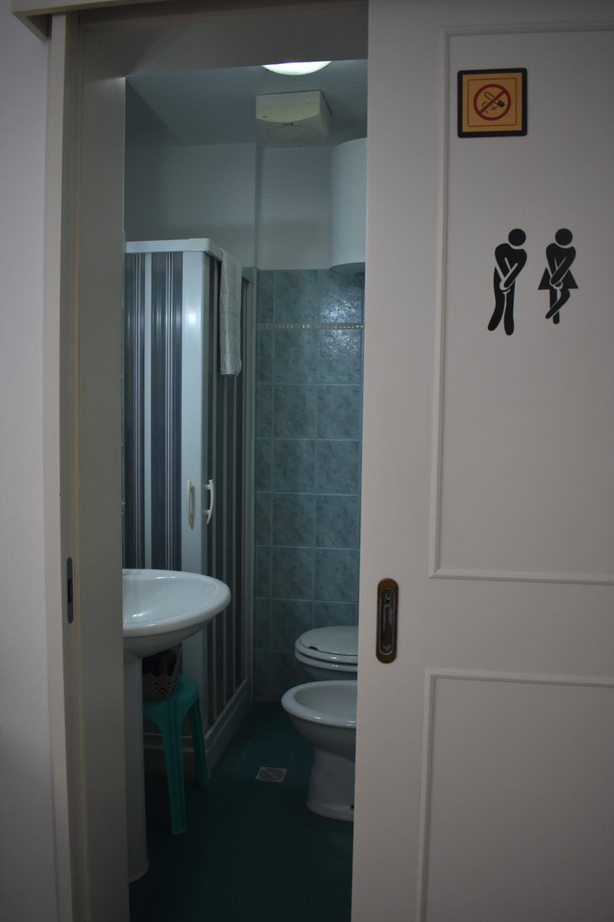 Double Room with Sea View - Photo 9