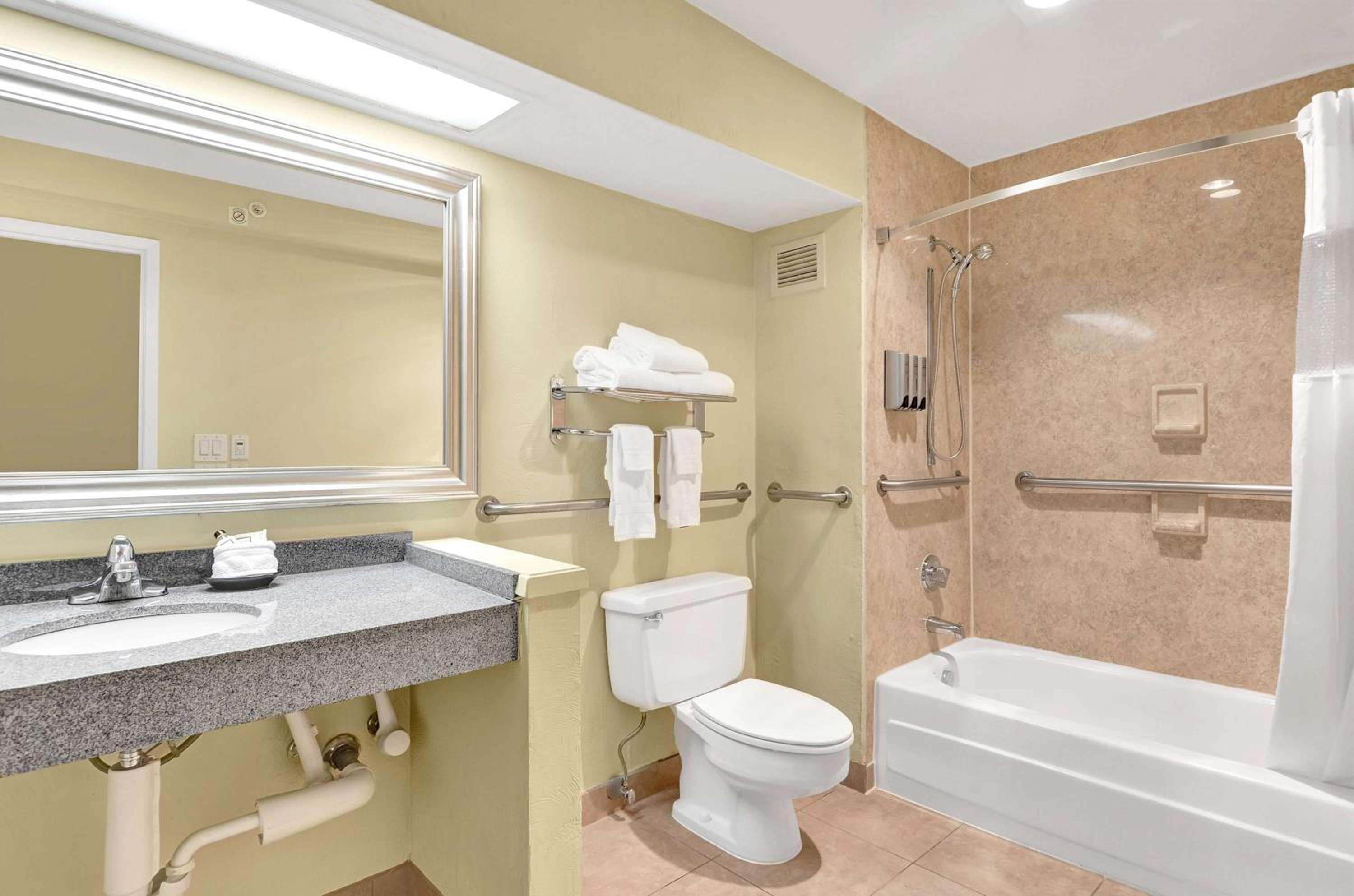 Queen Room with Bath Tub - Disability/Non-Smoking - Photo 2