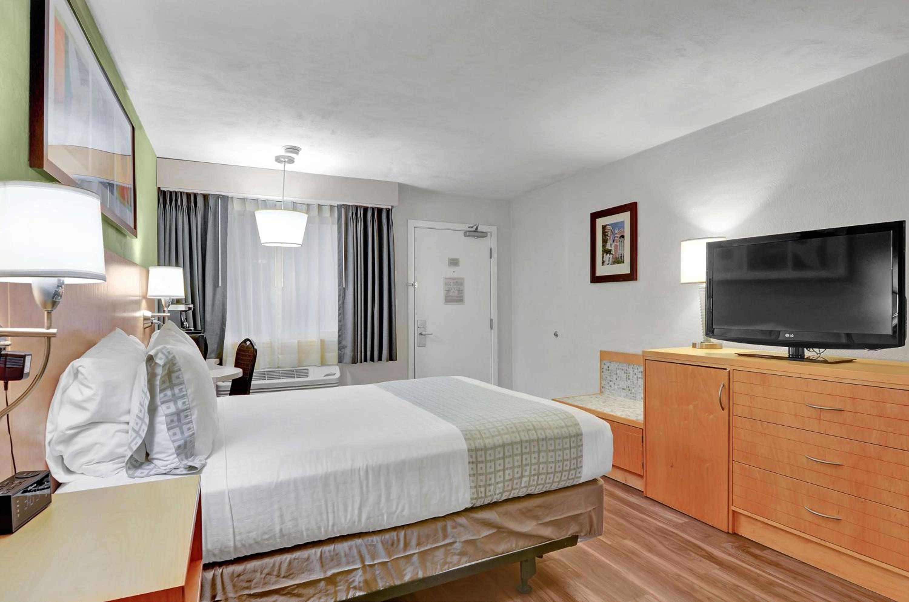 Queen Room with Roll-In Shower - Mobility Accessible/Non-Smoking - Photo 2
