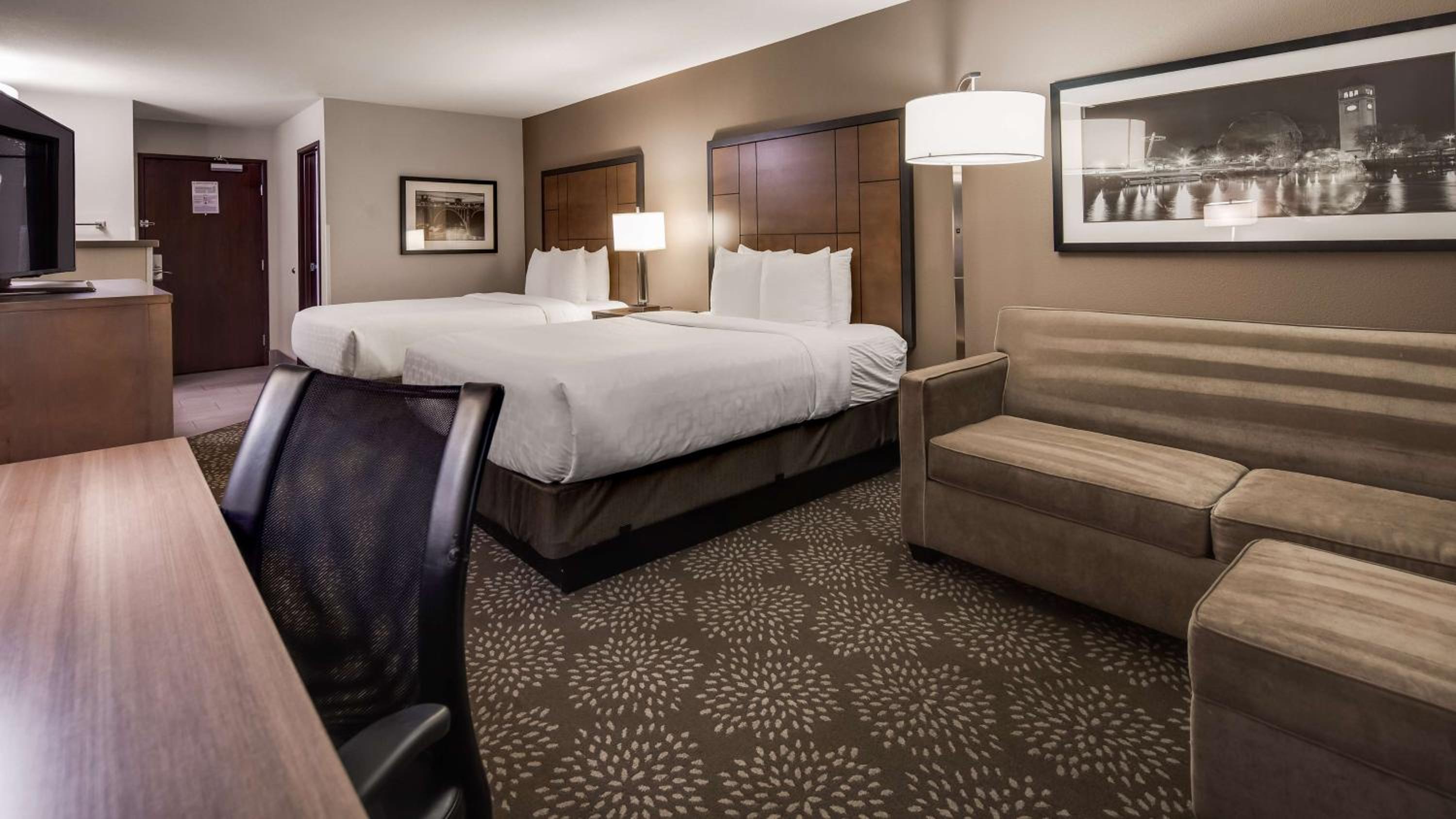 Queen Room with Two Queen Beds and Sofa Bed - Photo 2