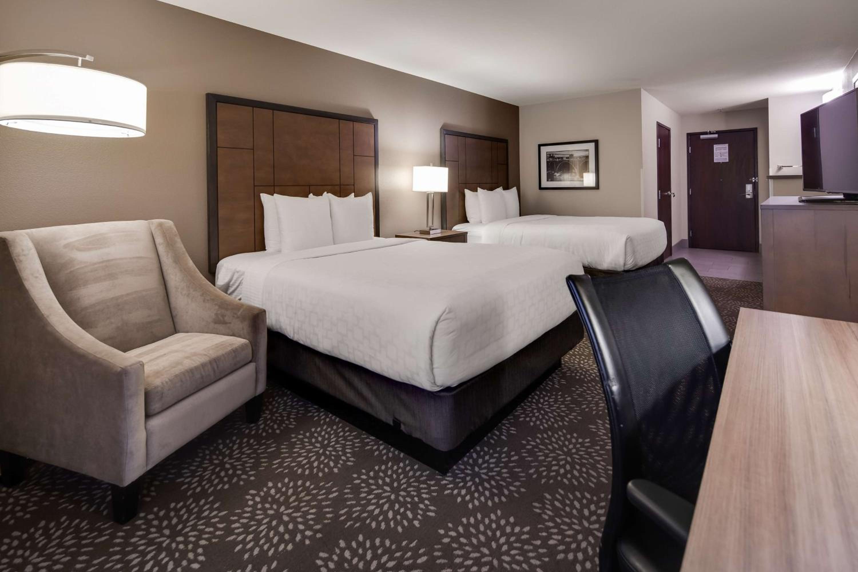 Queen Room with Two Queen Beds - Mobility Accessible - Photo 3