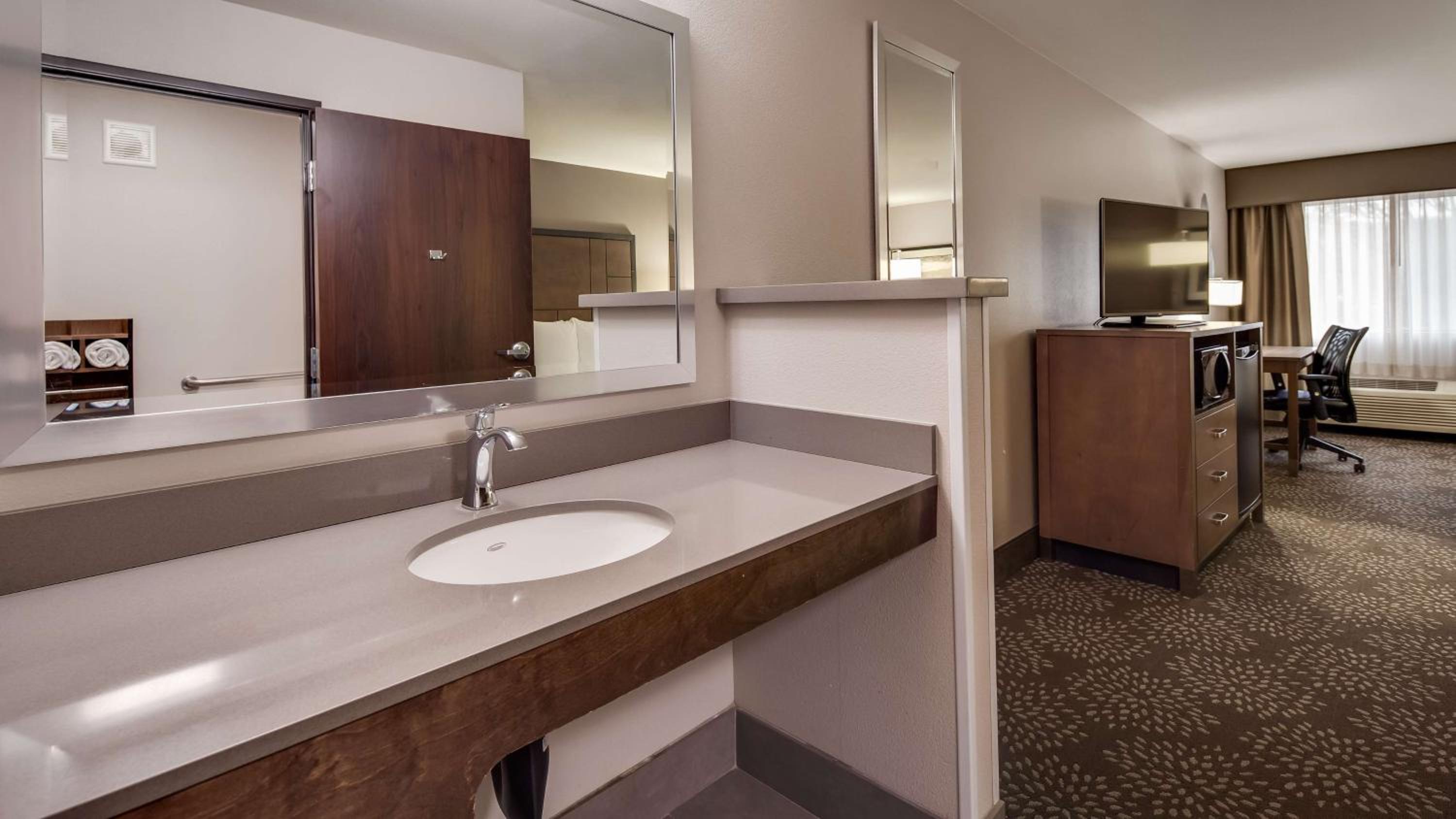 Queen Room with Two Queen Beds - Mobility Accessible - Photo 4