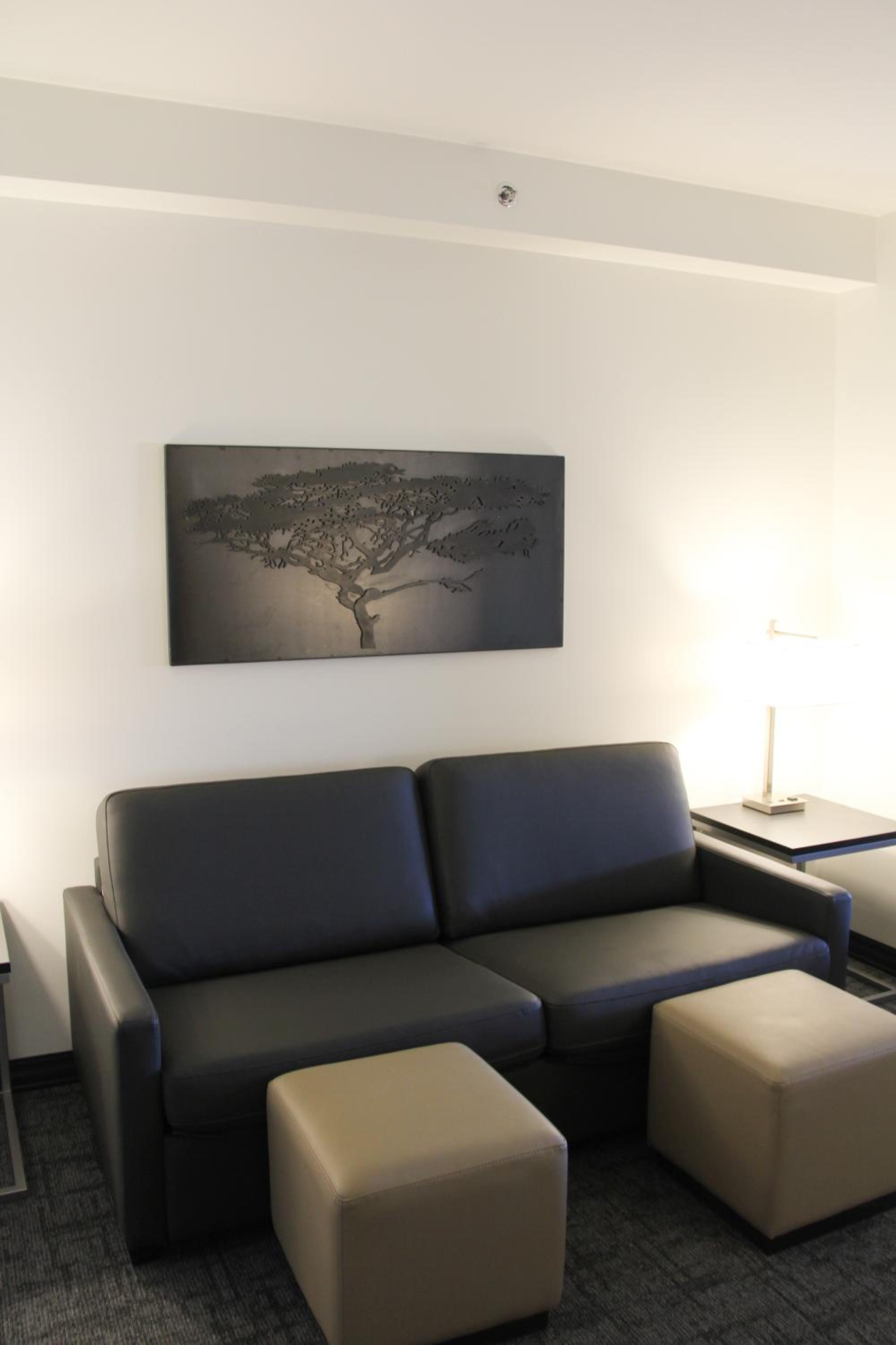 Queen Suite with Two Queen Beds with Sofa Bed - Photo 9