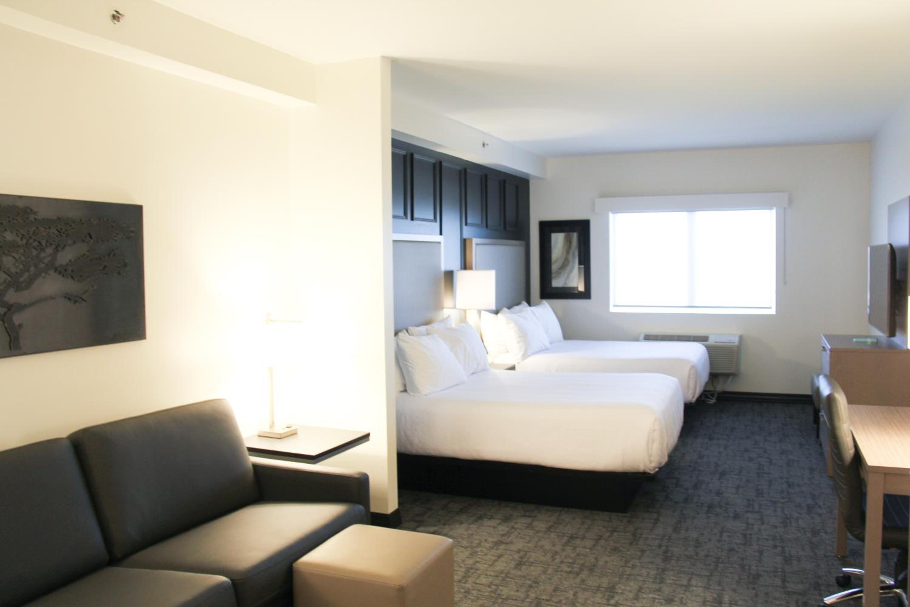 Queen Suite with Two Queen Beds with Sofa Bed - Photo 4