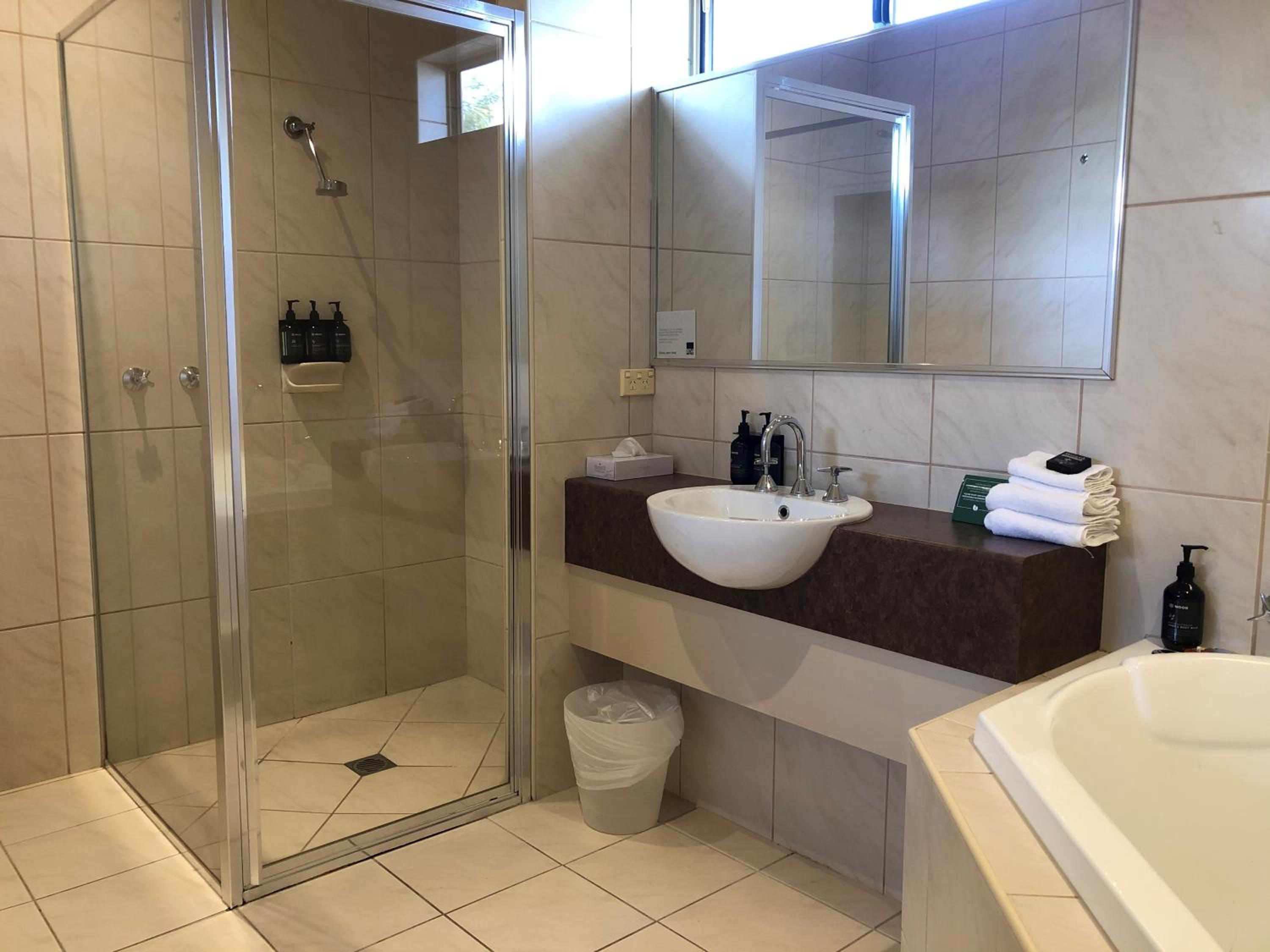 King Room with Spa Bath  photo 3
