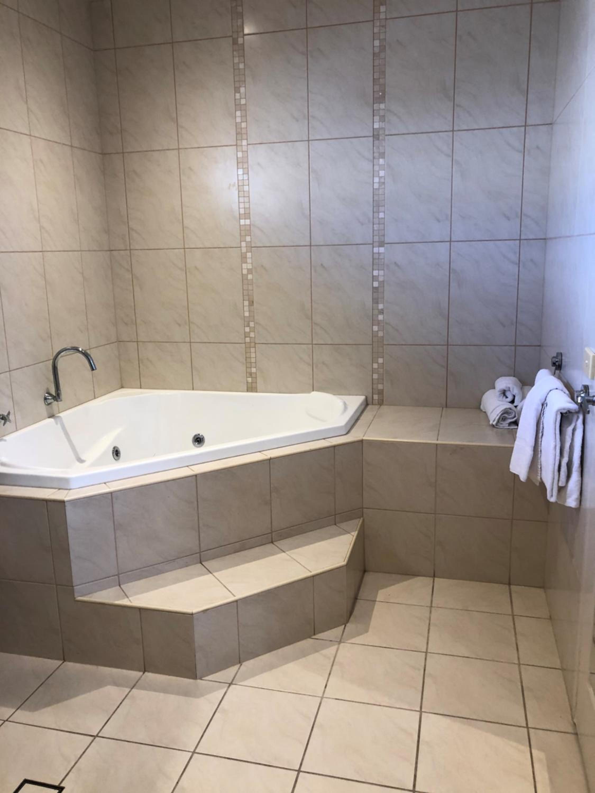King Room with Spa Bath  photo 2