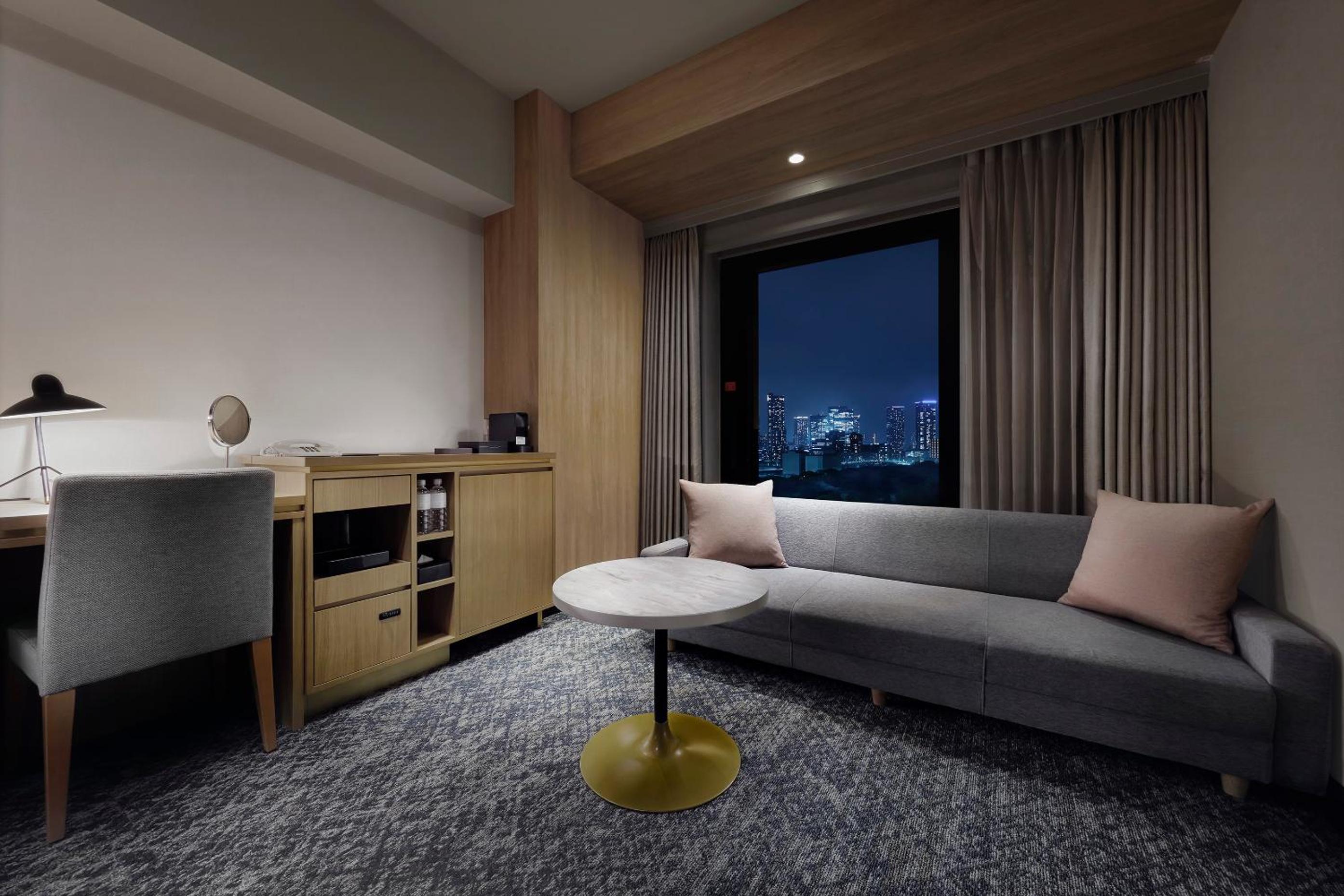 Deluxe King - High Floor photo 3