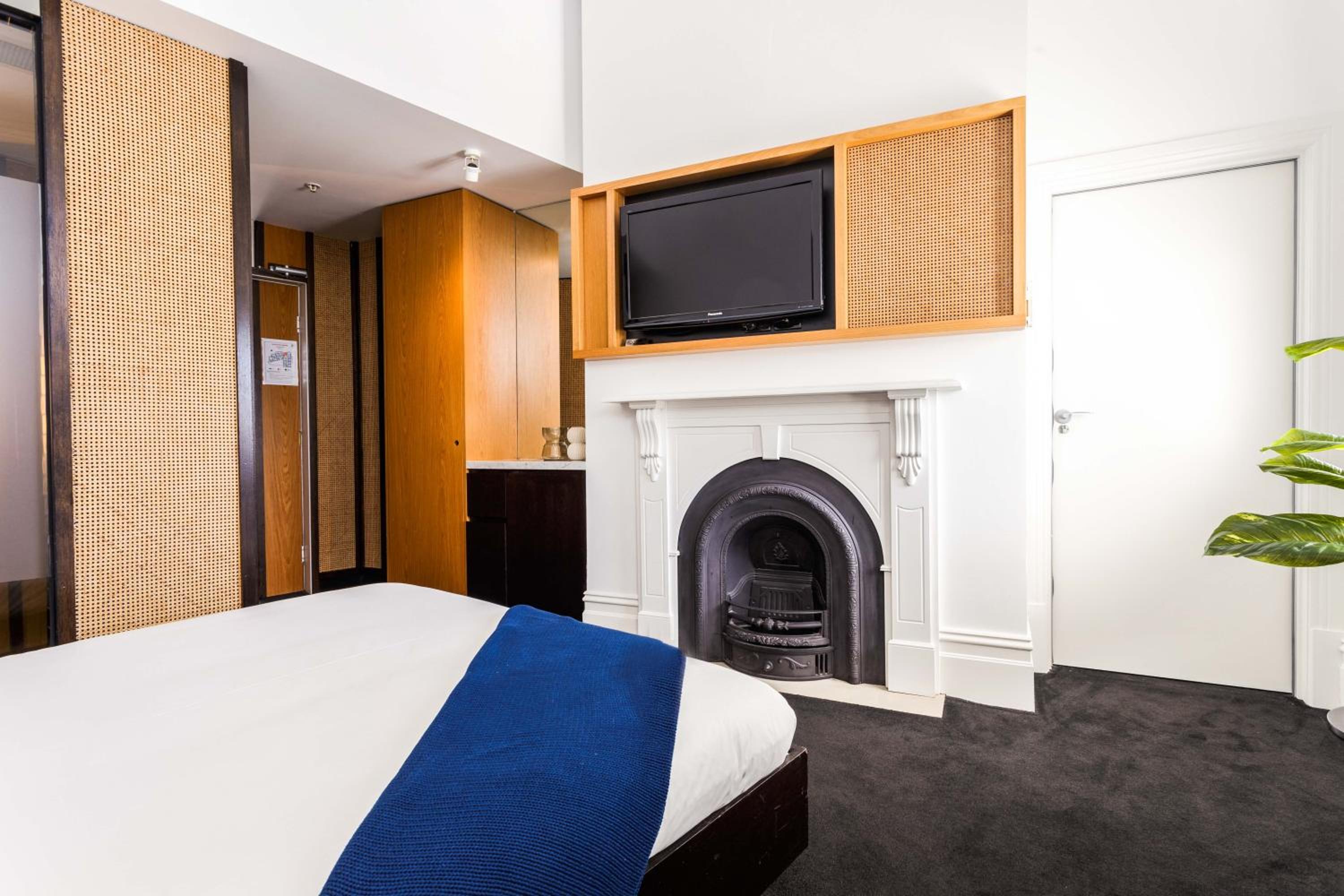 Deluxe Queen Room - Photo 2