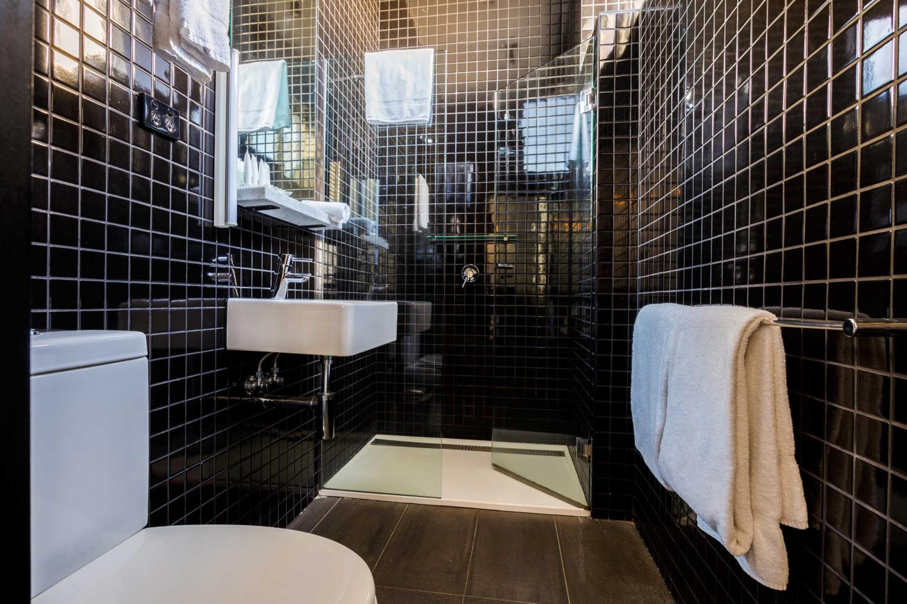 Deluxe Queen Room - Photo 5