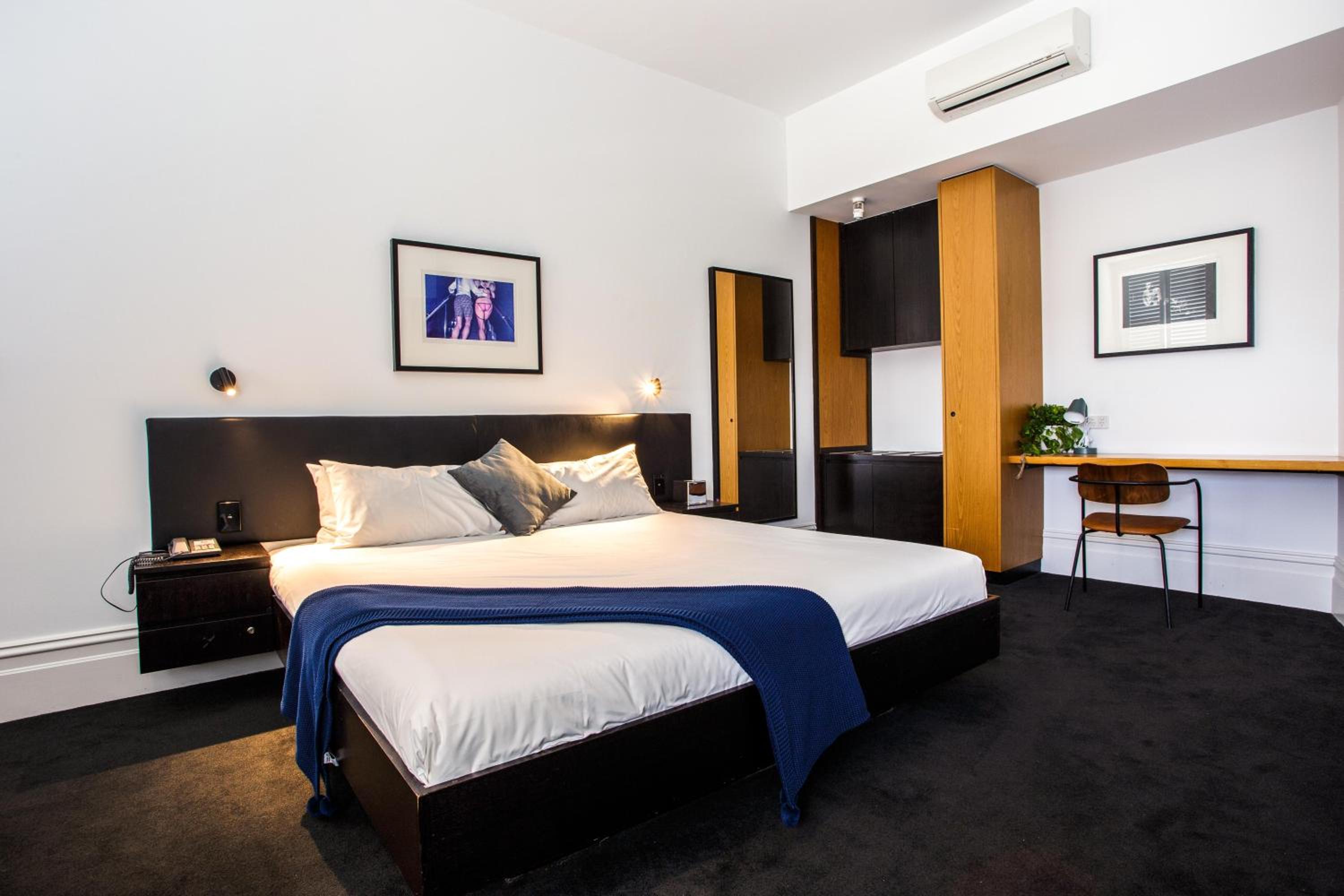 One-Bedroom Apartment - Photo 2