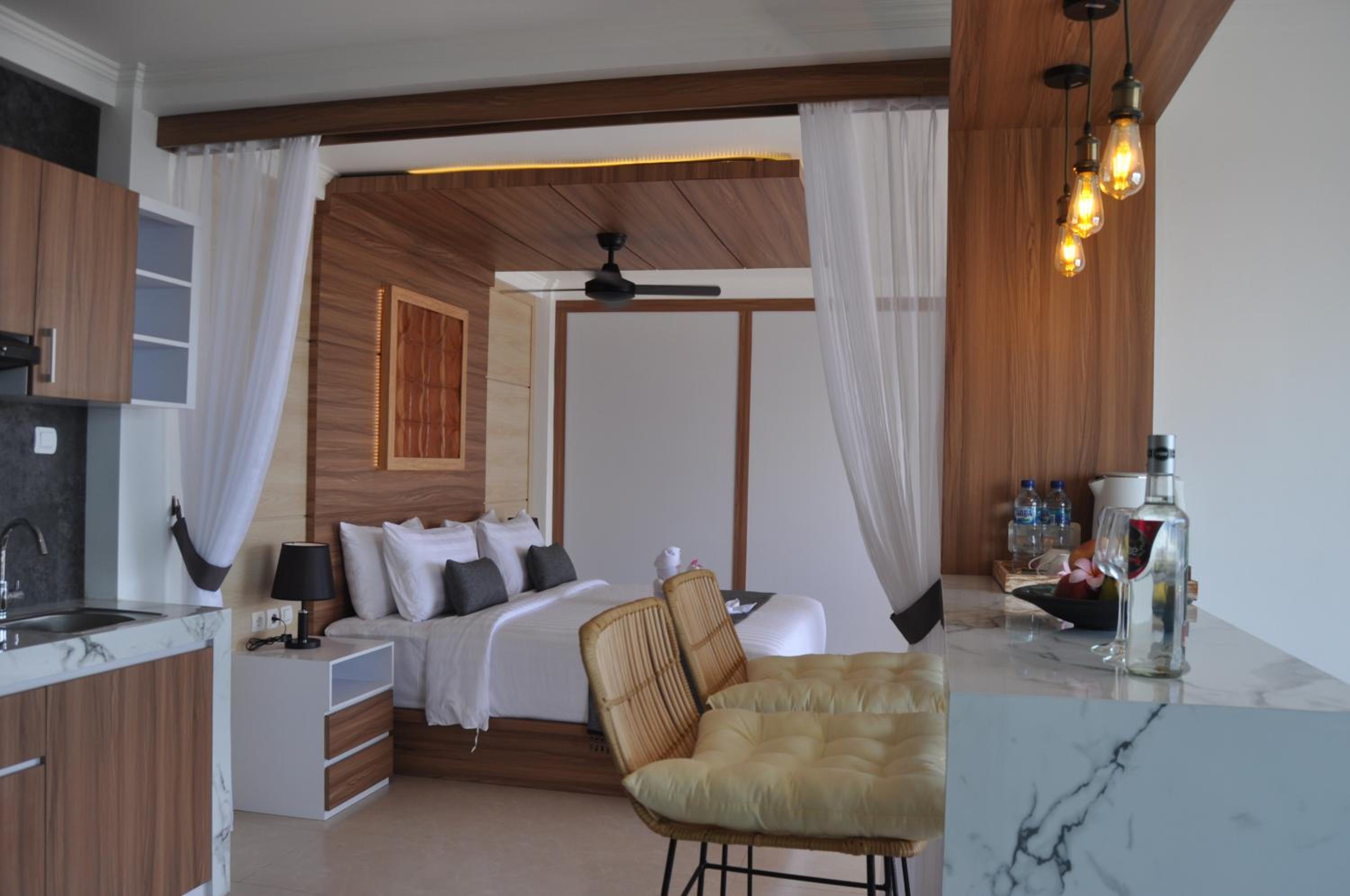 One-Bedroom Suite - Photo 7
