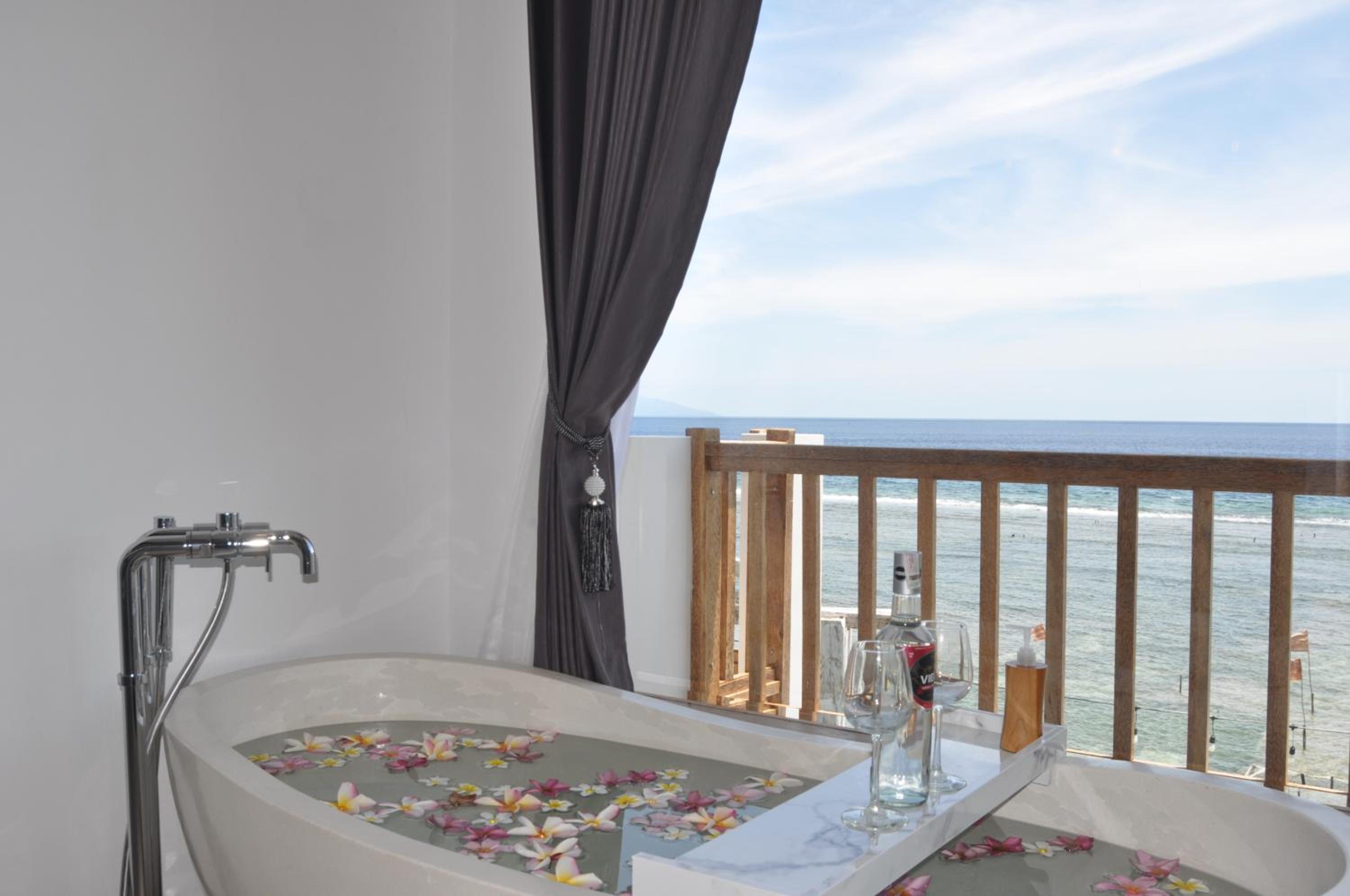 One-Bedroom Suite - Photo 4