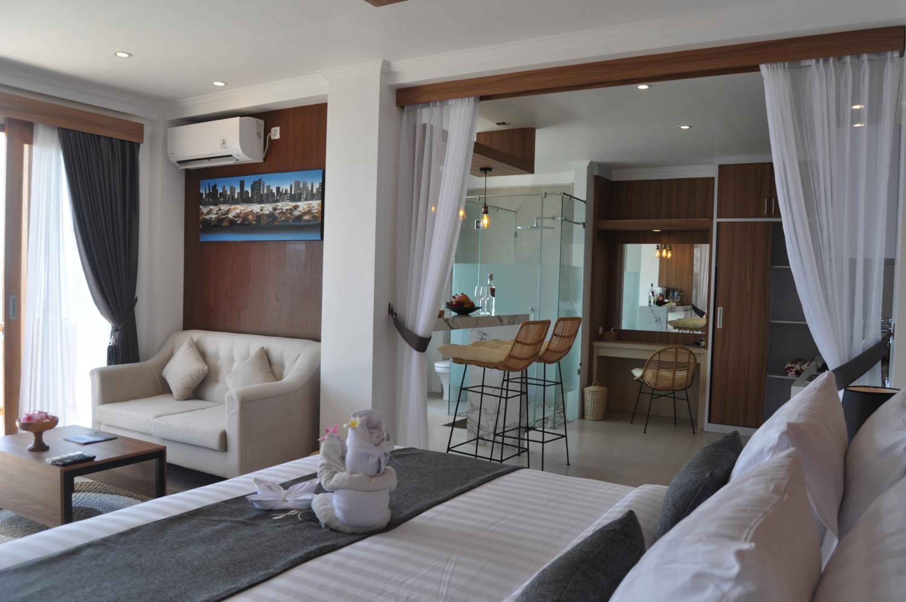 One-Bedroom Suite - Photo 3