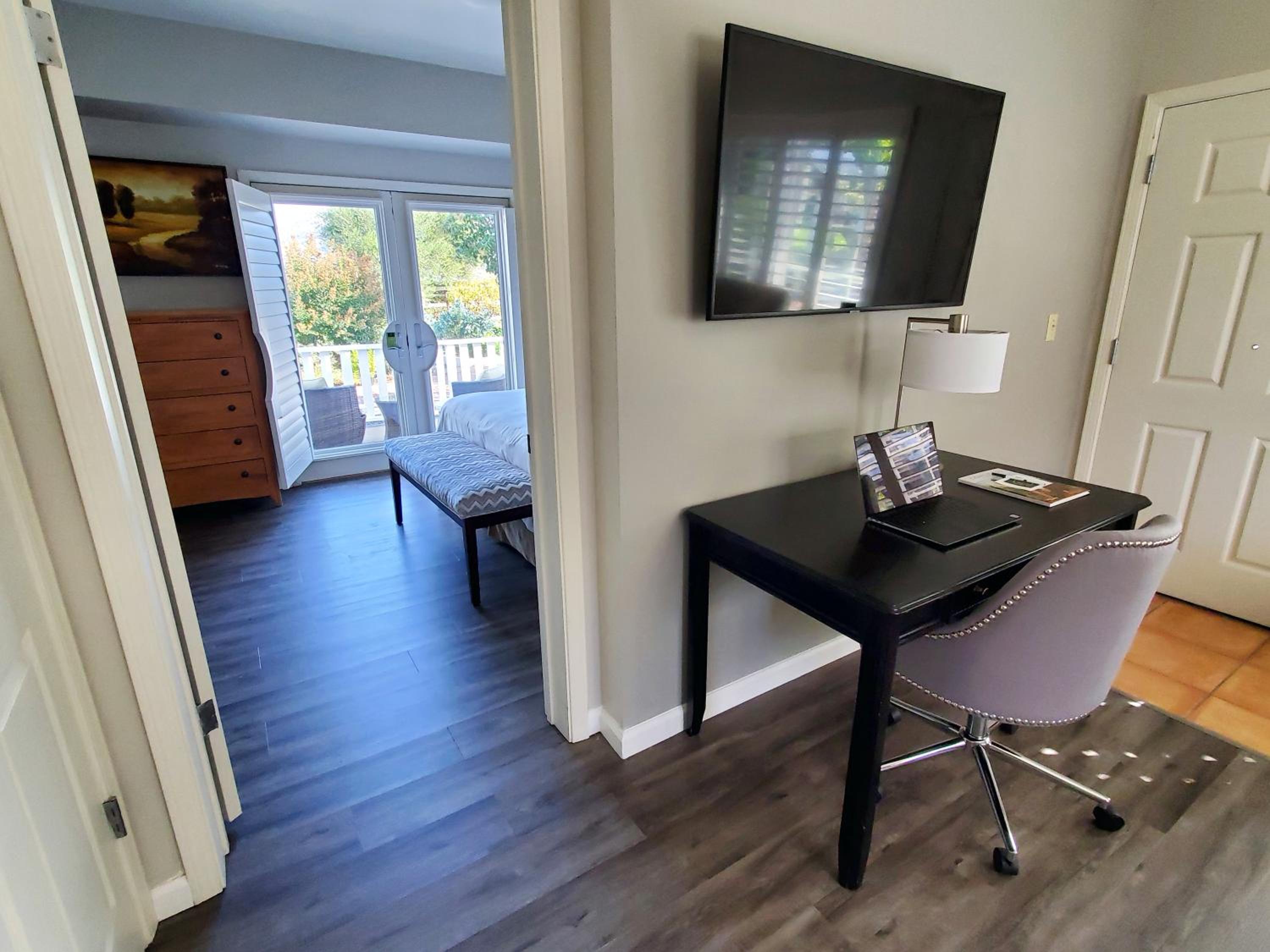 Executive Suite - Photo 1