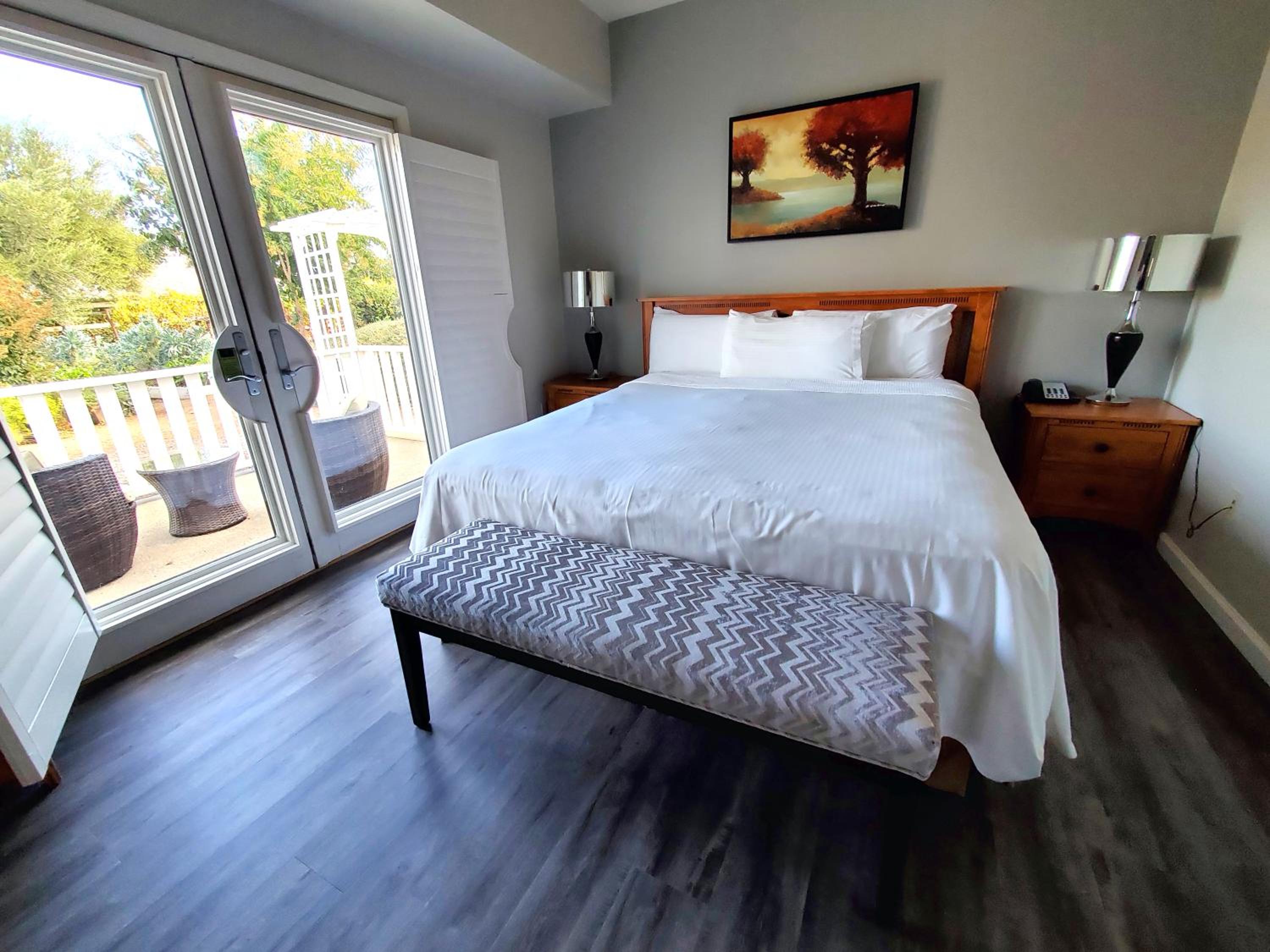 Executive Suite - Photo 2