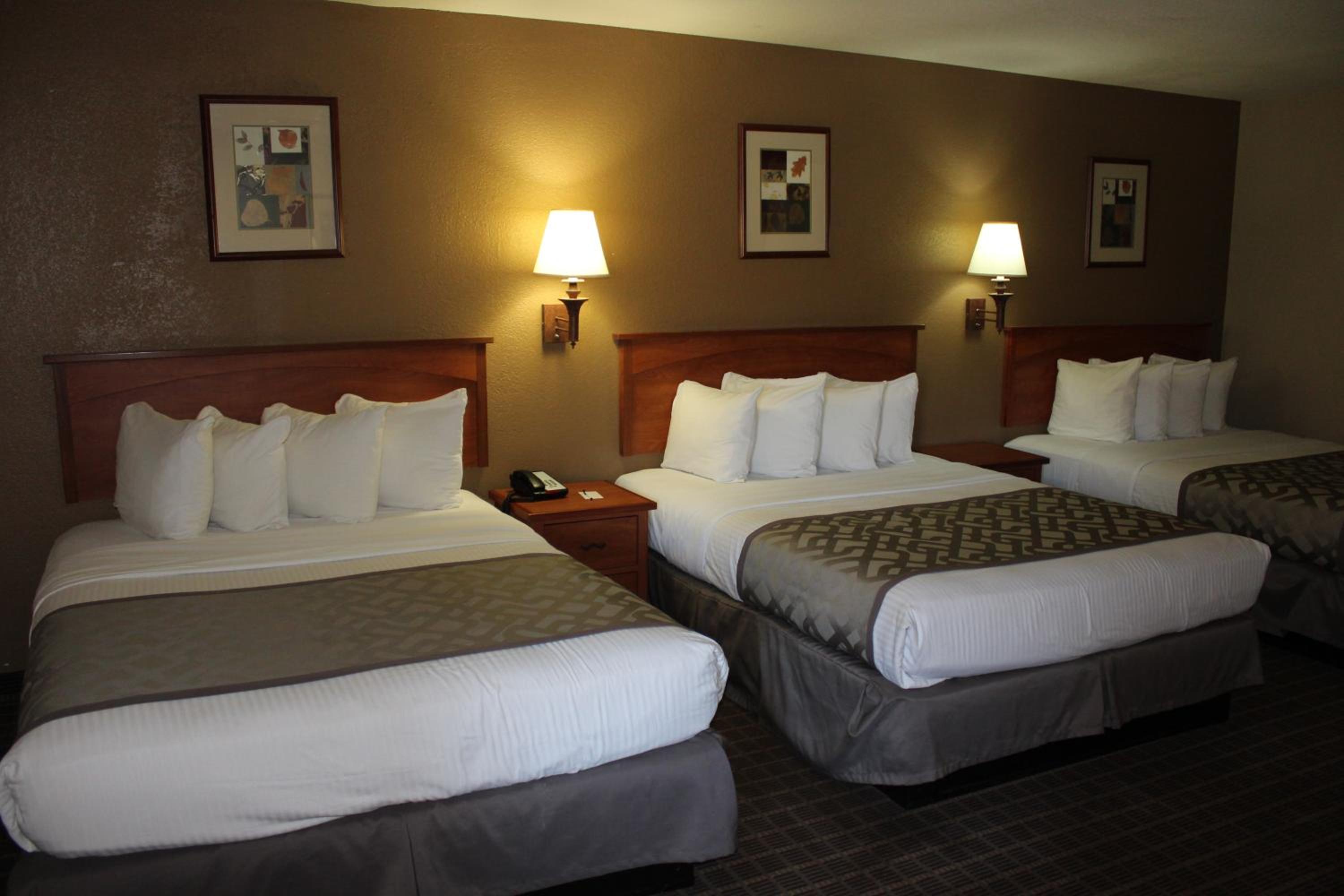 Queen Room with Three Queen Beds - Non-smoking photo 1