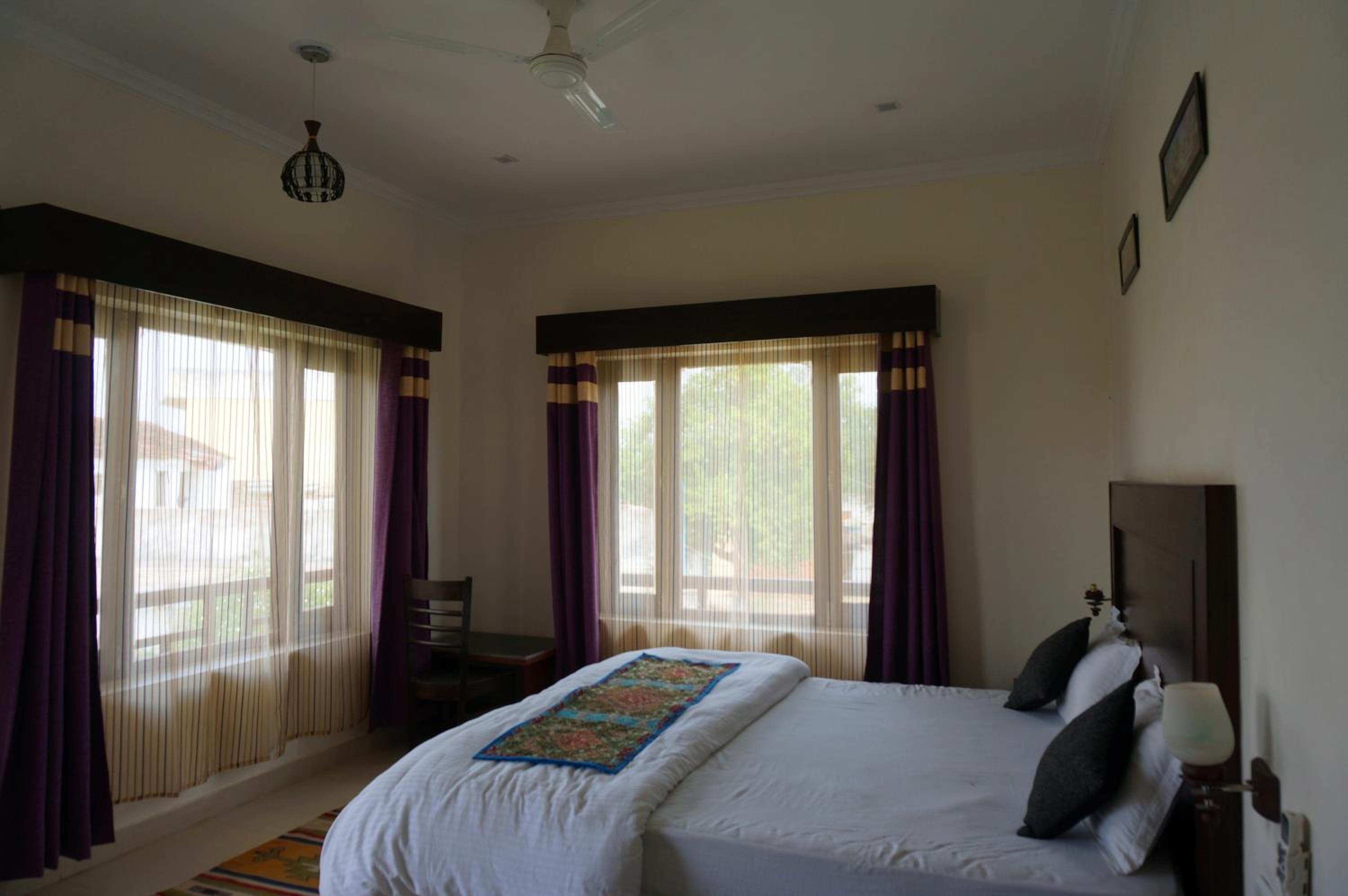 Deluxe King Room - Photo 4