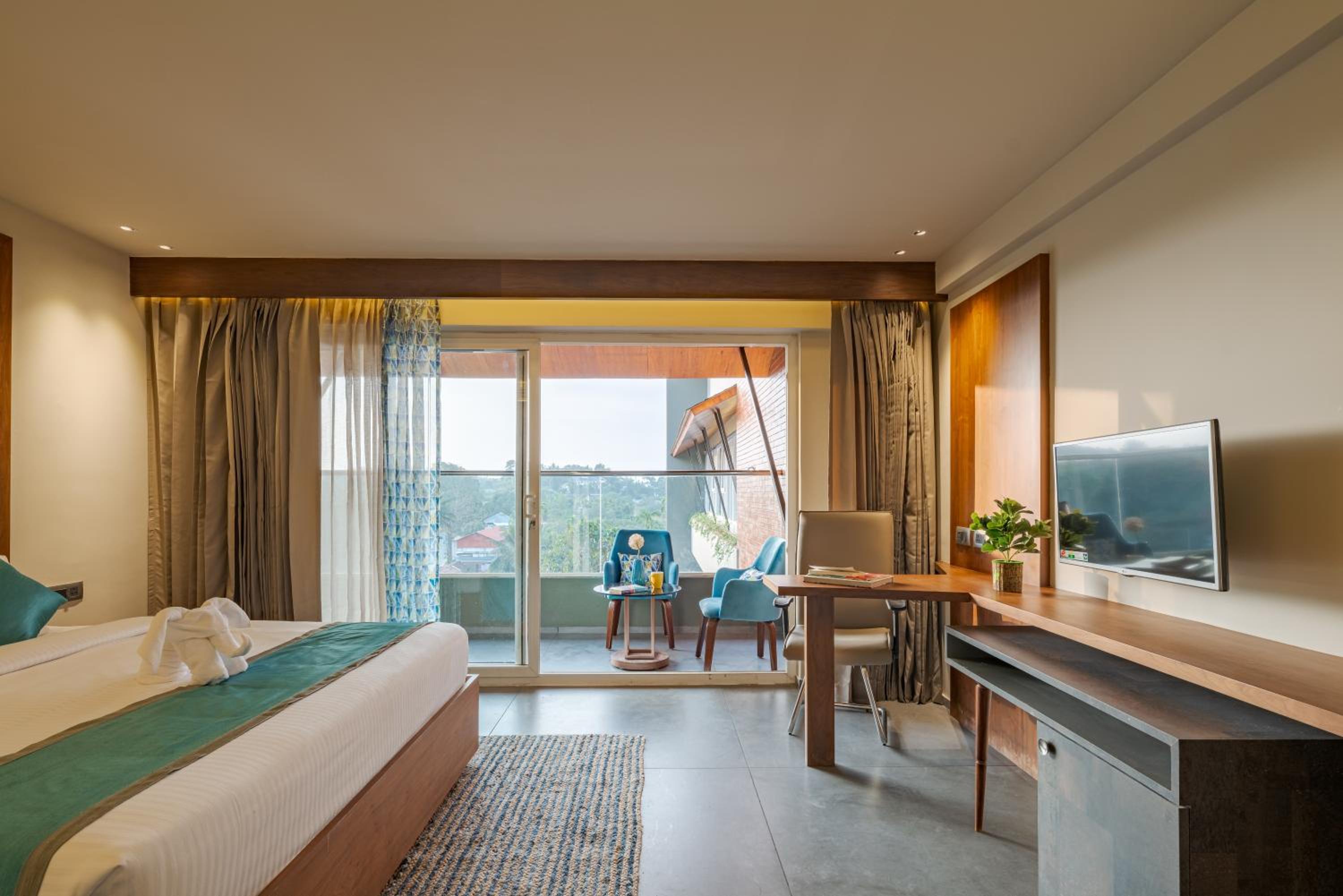 Deluxe King Room - Photo 9