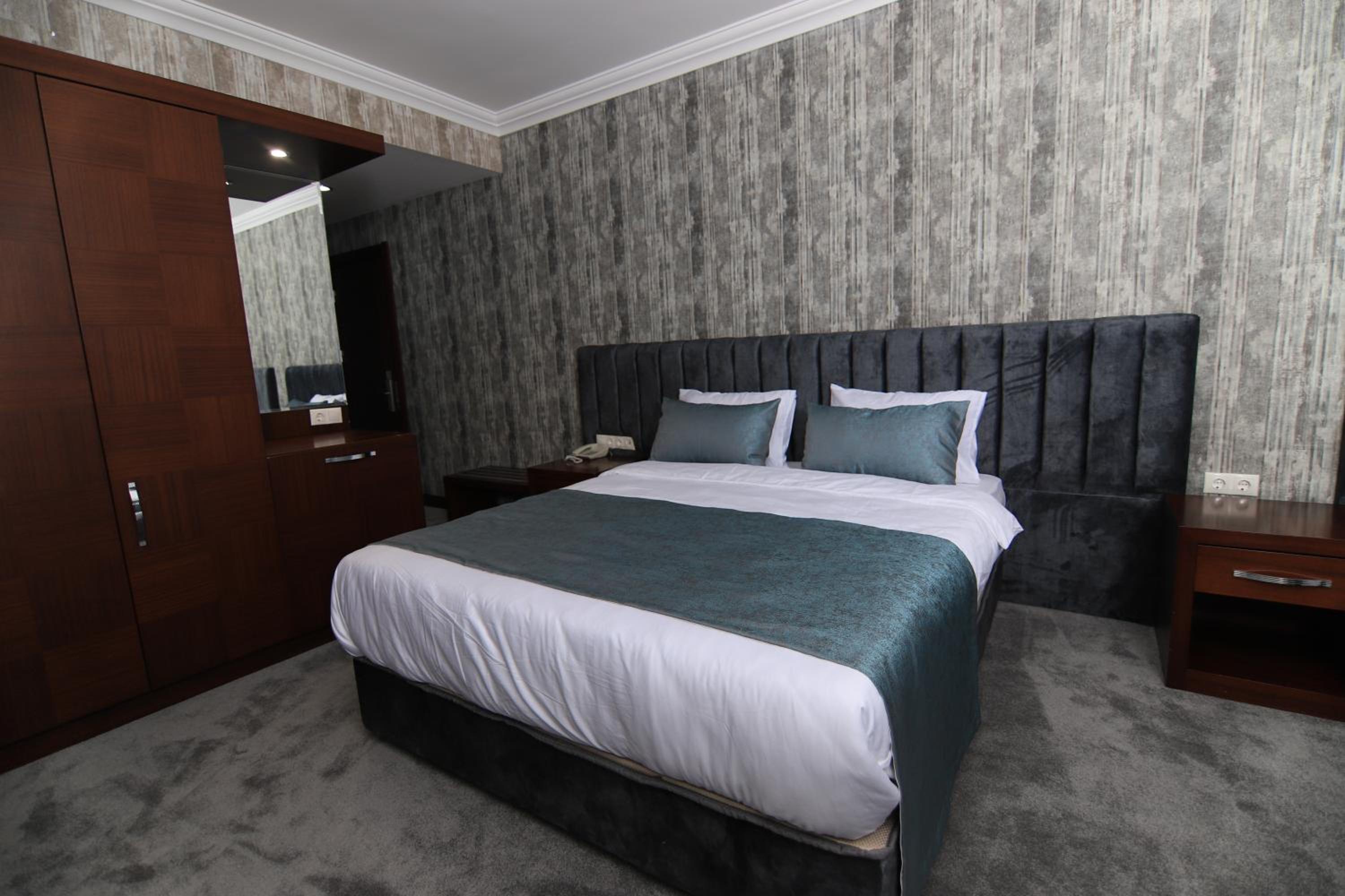 Large Double Room photo 1