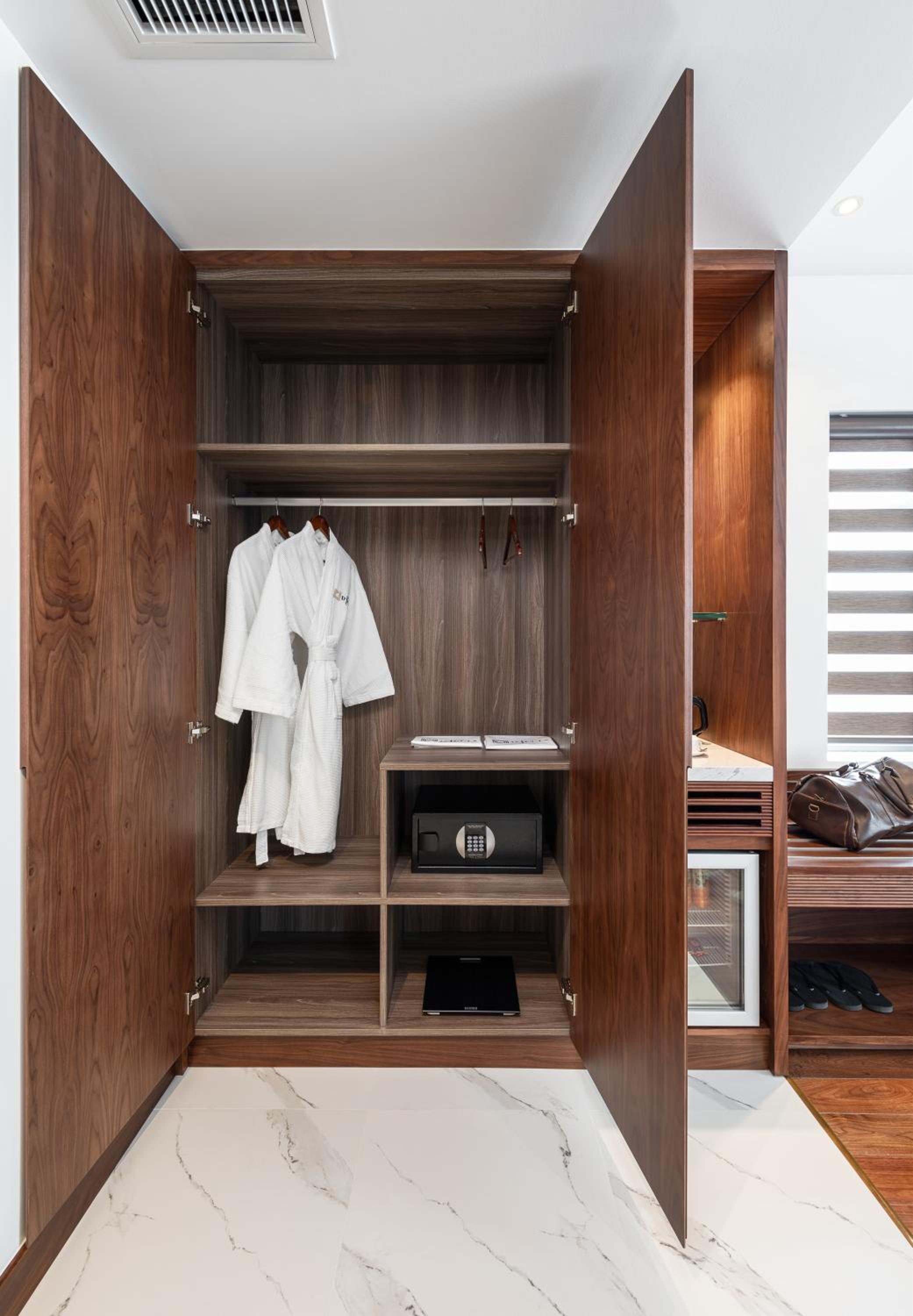 Premier Deluxe King Room - Photo 2