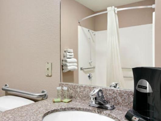 Queen Room - Non-Smoking - Photo 7