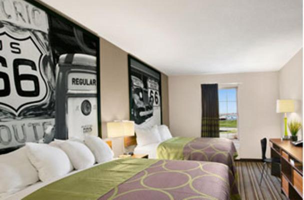 Queen Room with Two Queen Beds - Non-Smoking - Photo 5