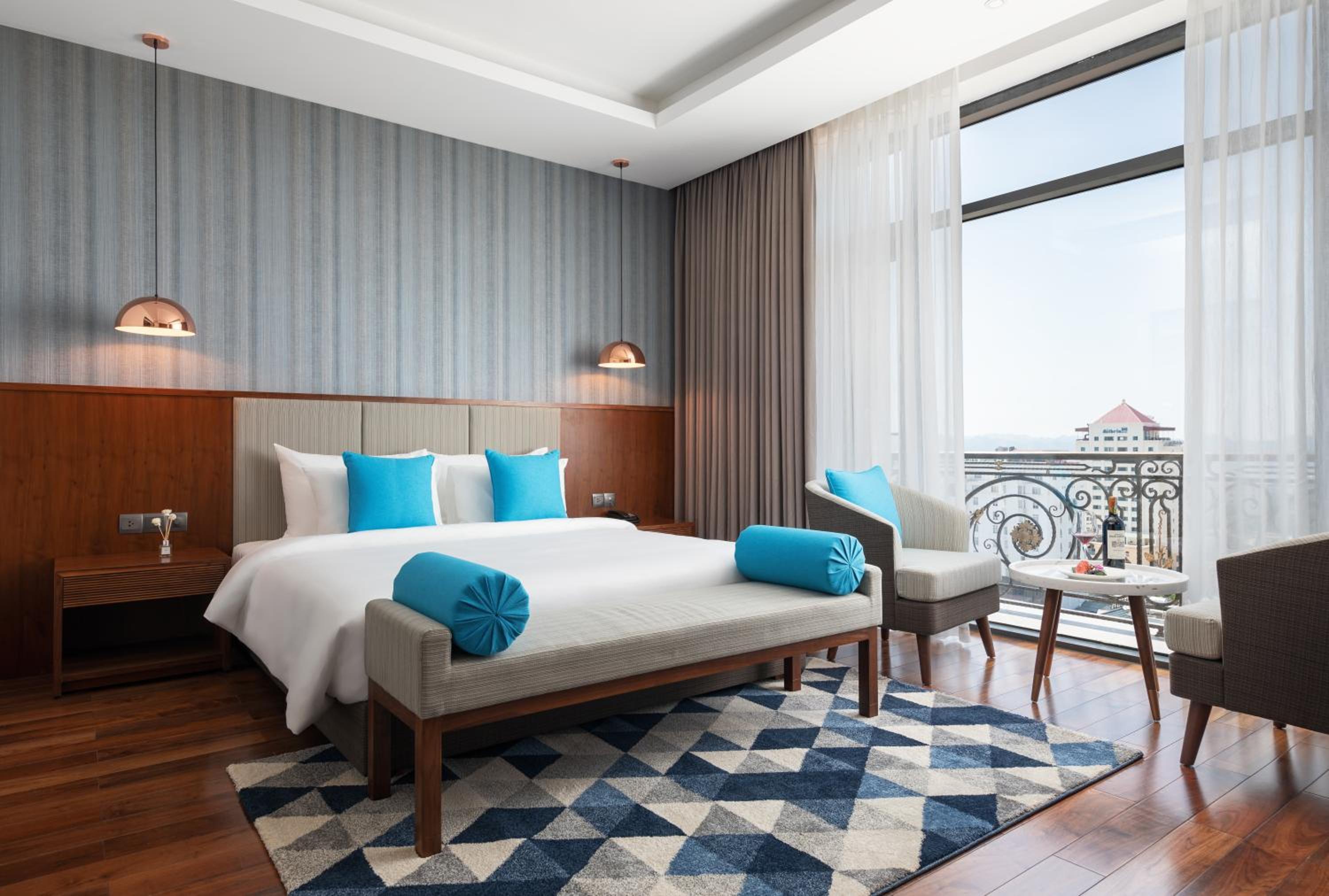 Premier Deluxe King Room - Photo 4