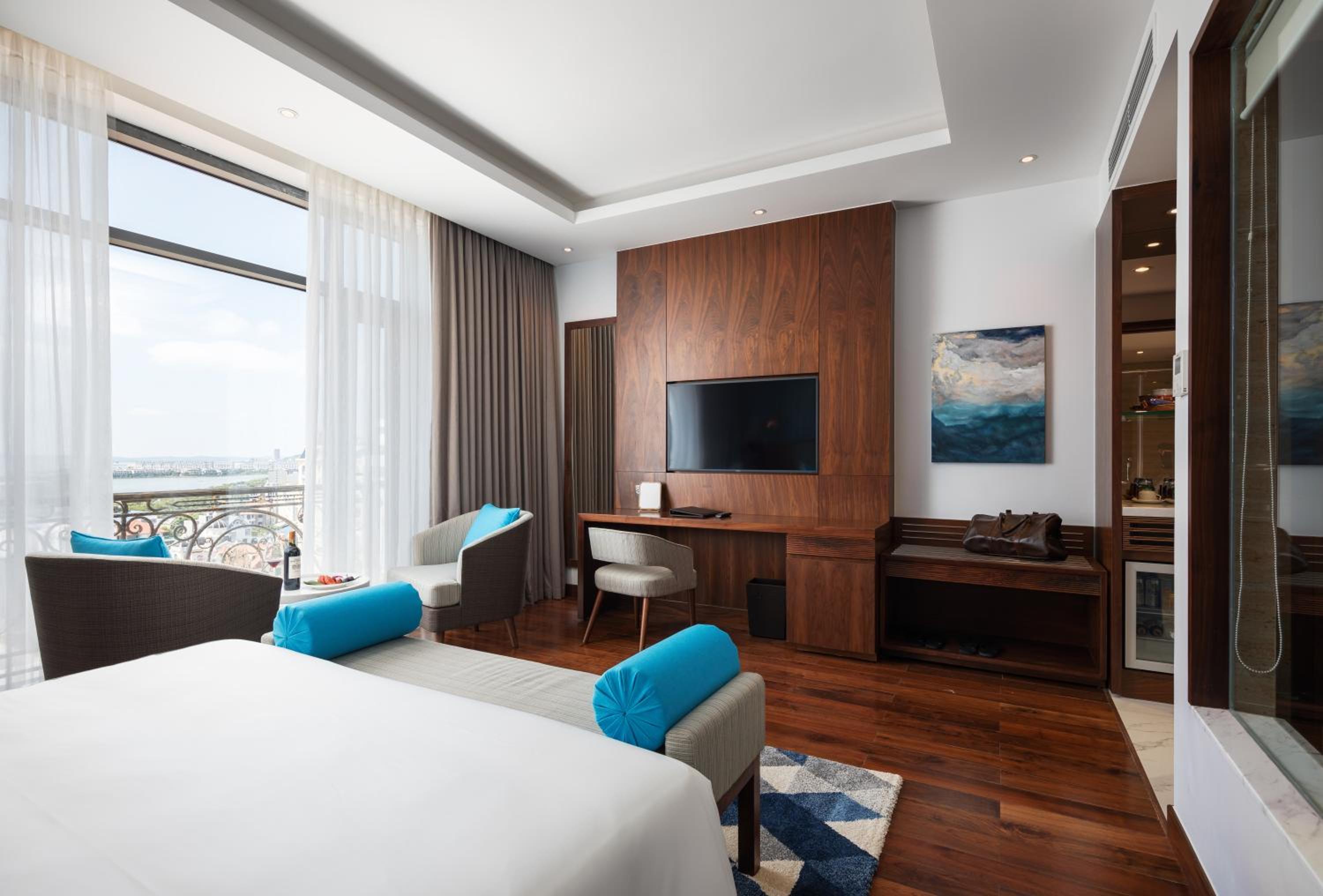 Premier Deluxe King Room - Photo 6