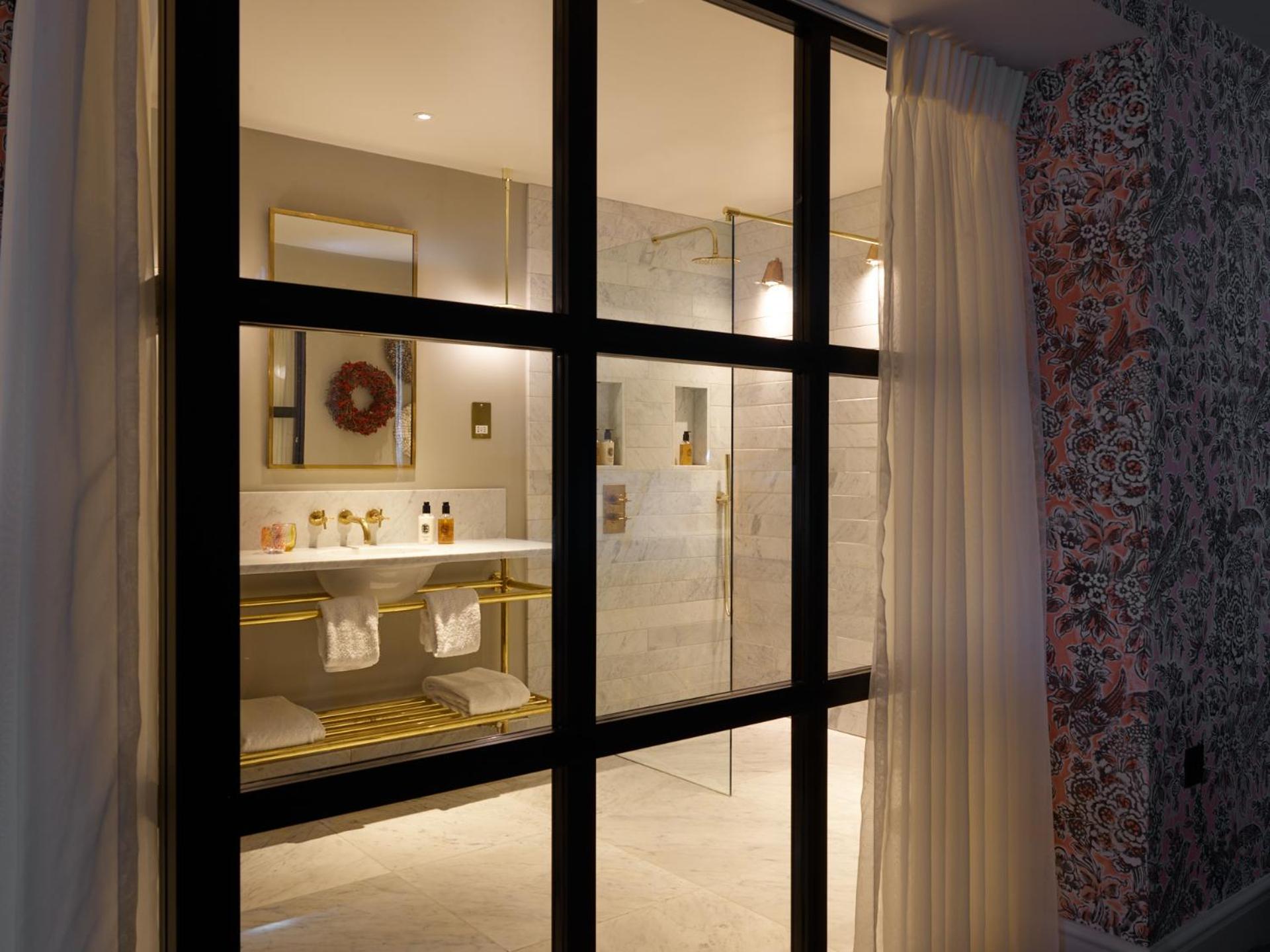 News Hot Bath Suite with Bath Tub (Non Smoking) photo 3