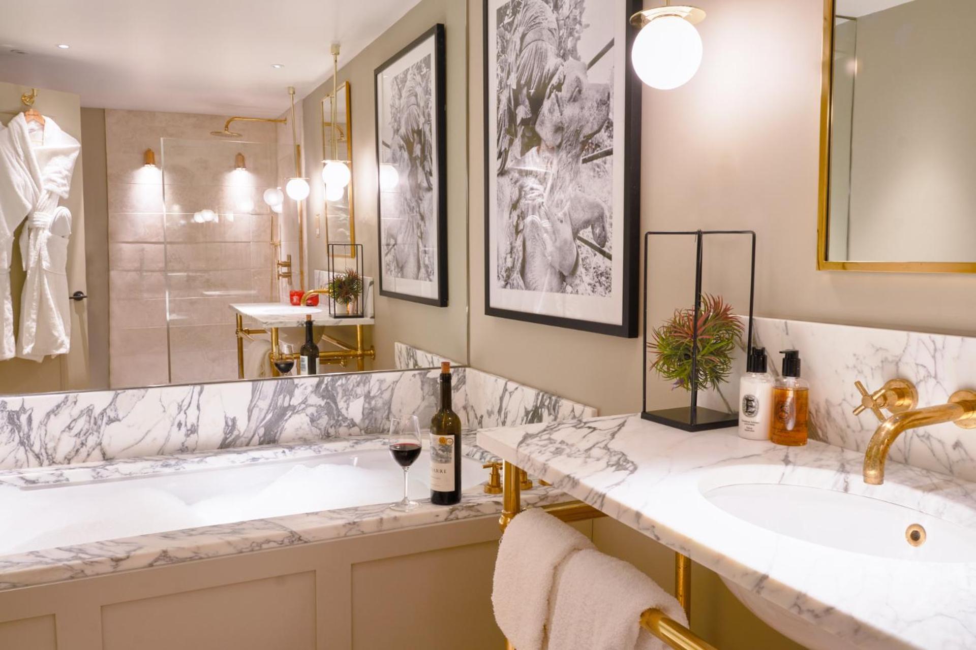 News Hot Bath Suite with Bath Tub (Non Smoking) photo 2
