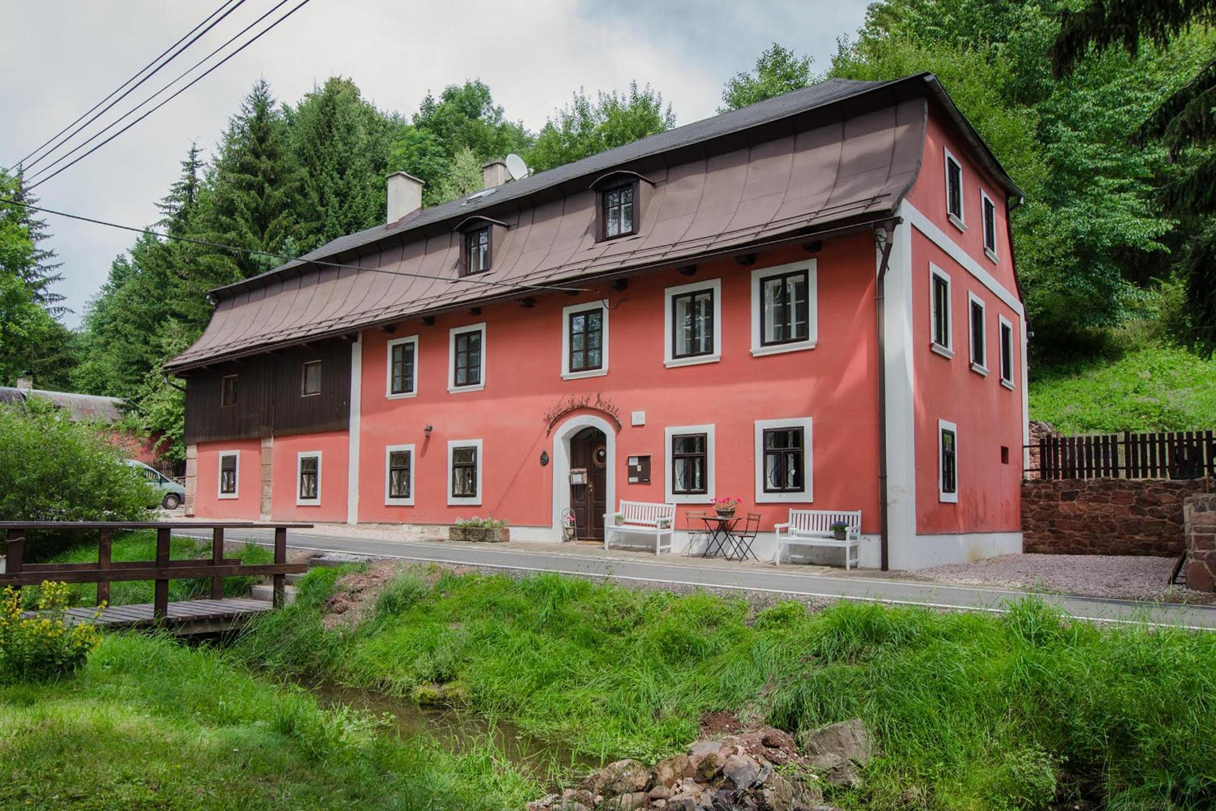 Six-Bedroom House photo 3