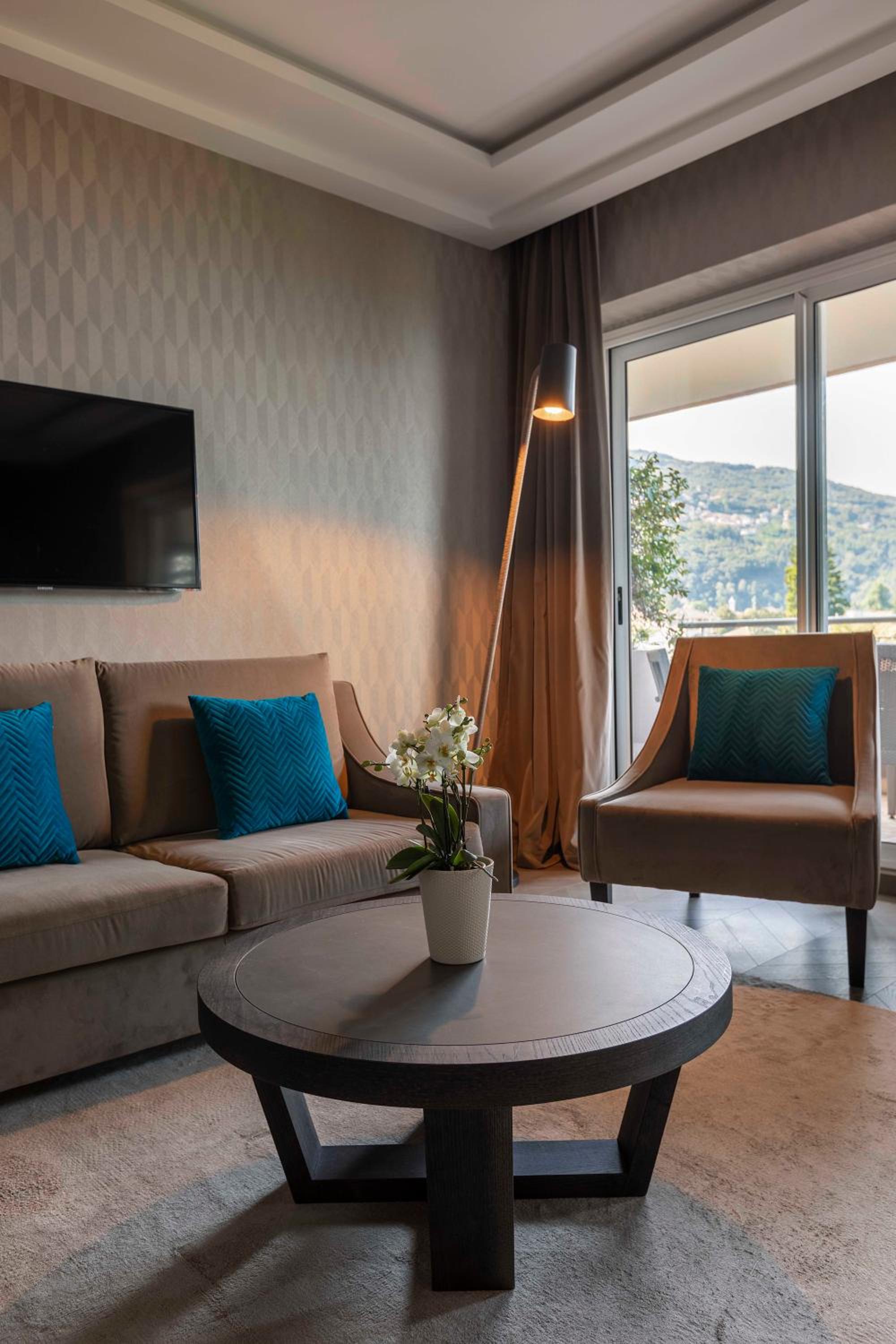 Junior Suite with Lake View - Photo 3
