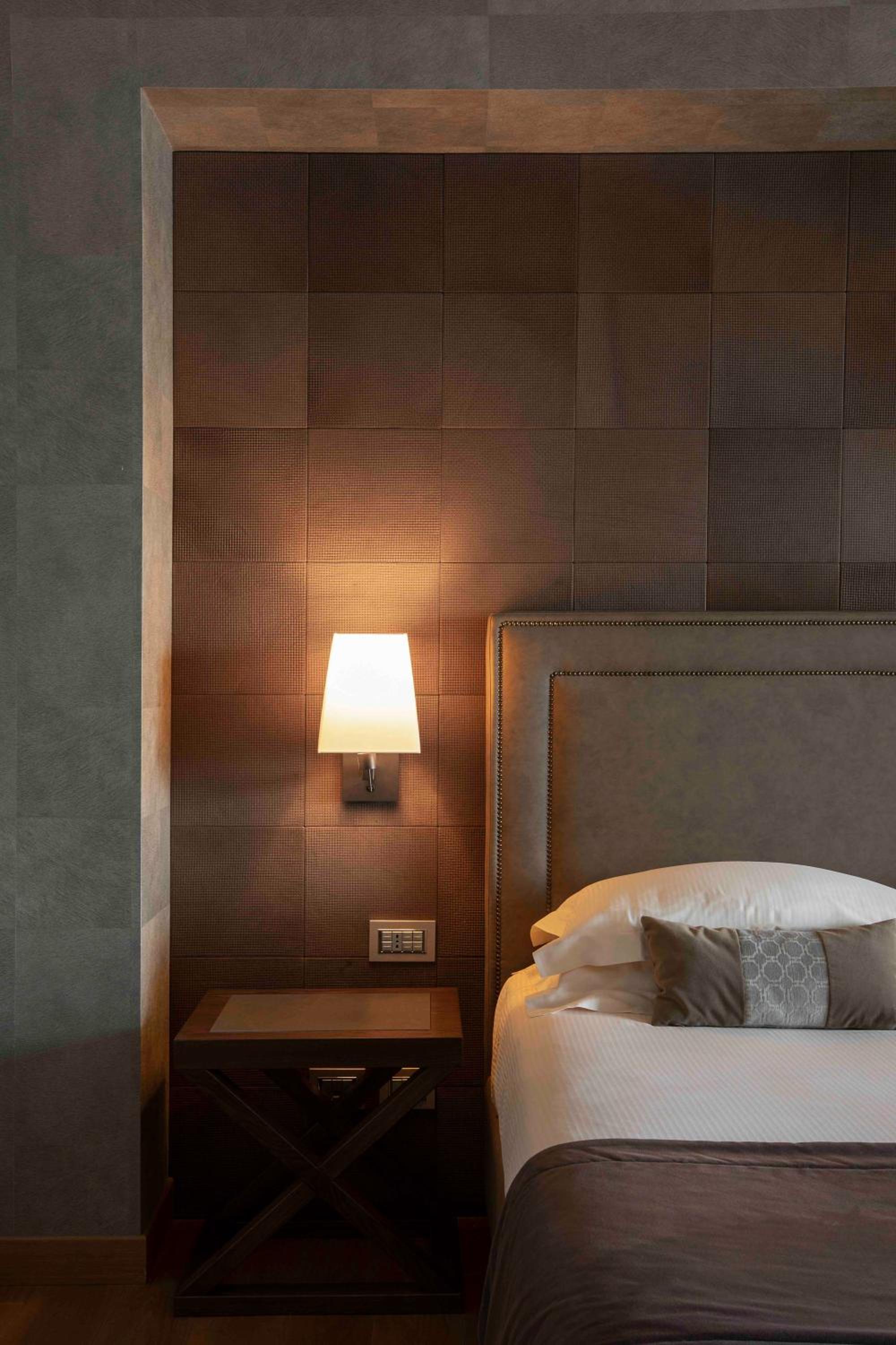 Junior Suite with Lake View - Photo 10