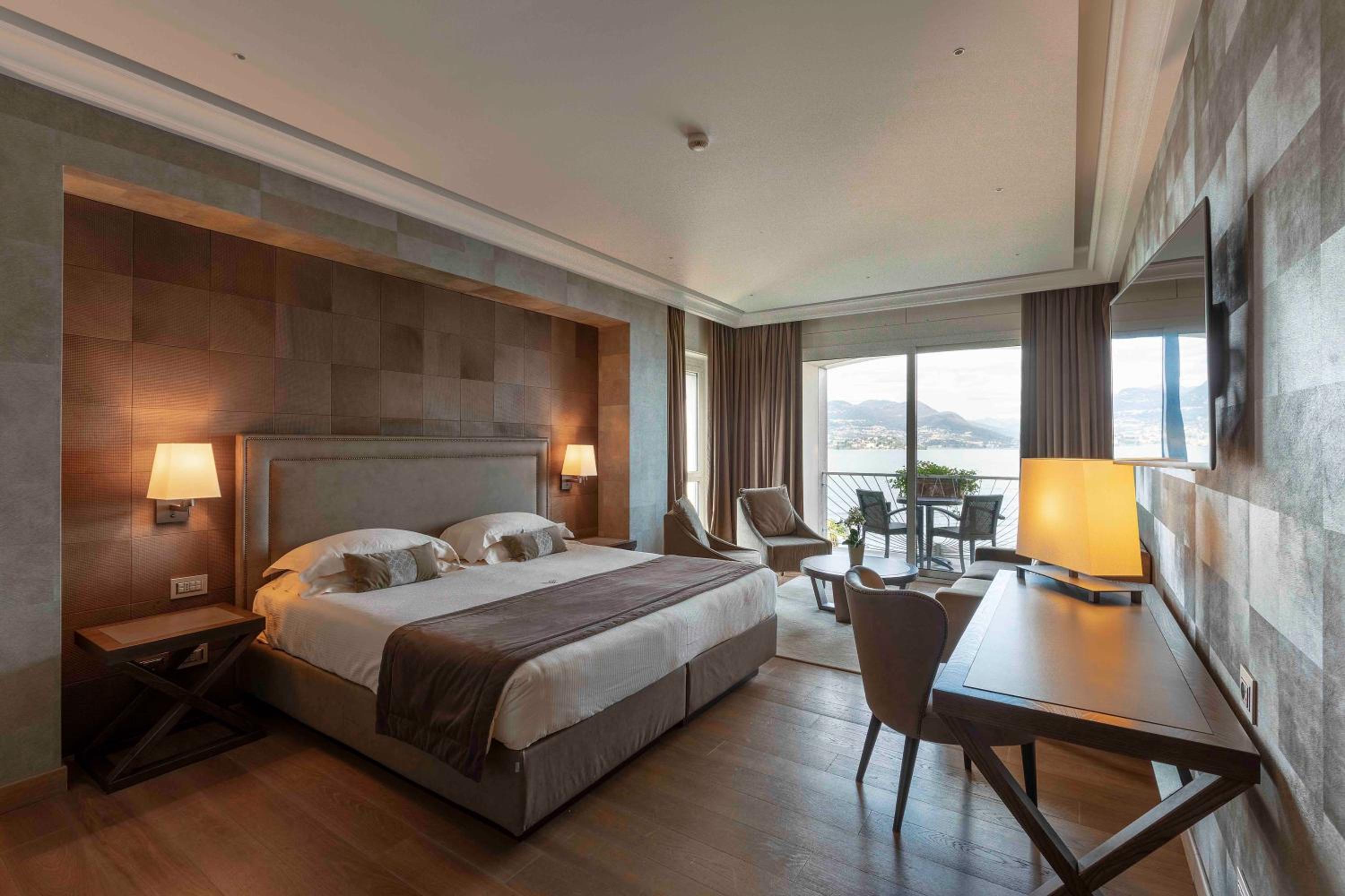 Junior Suite with Lake View - Photo 1