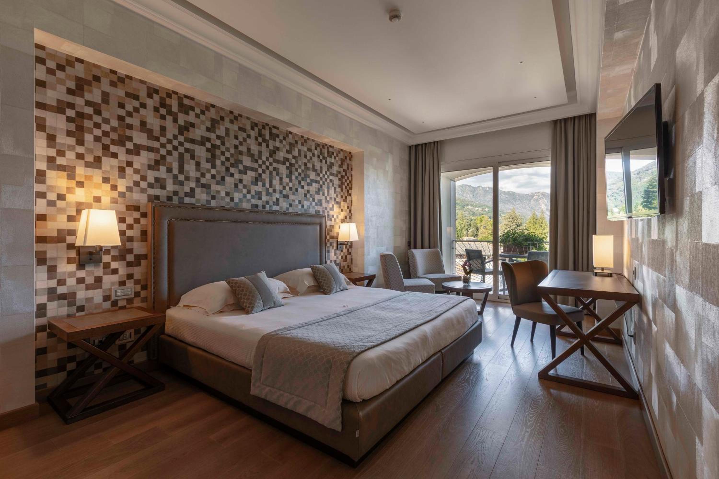 Superior Double or Twin Room with Partial Lake View - Photo 1
