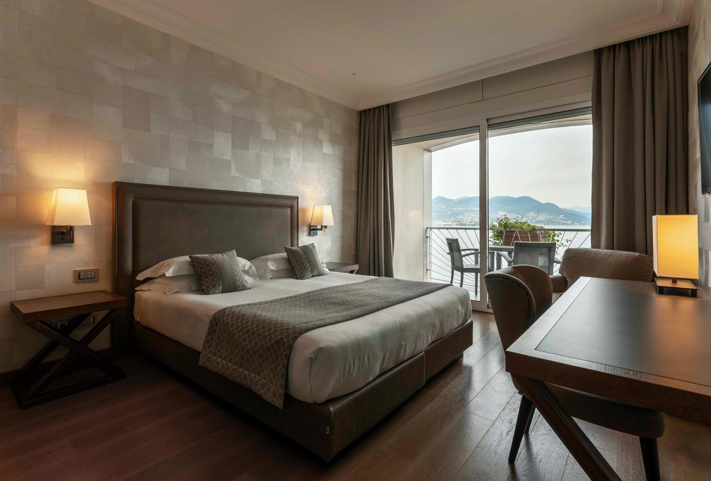 Deluxe Double or Twin Room with Lake View - Photo 1