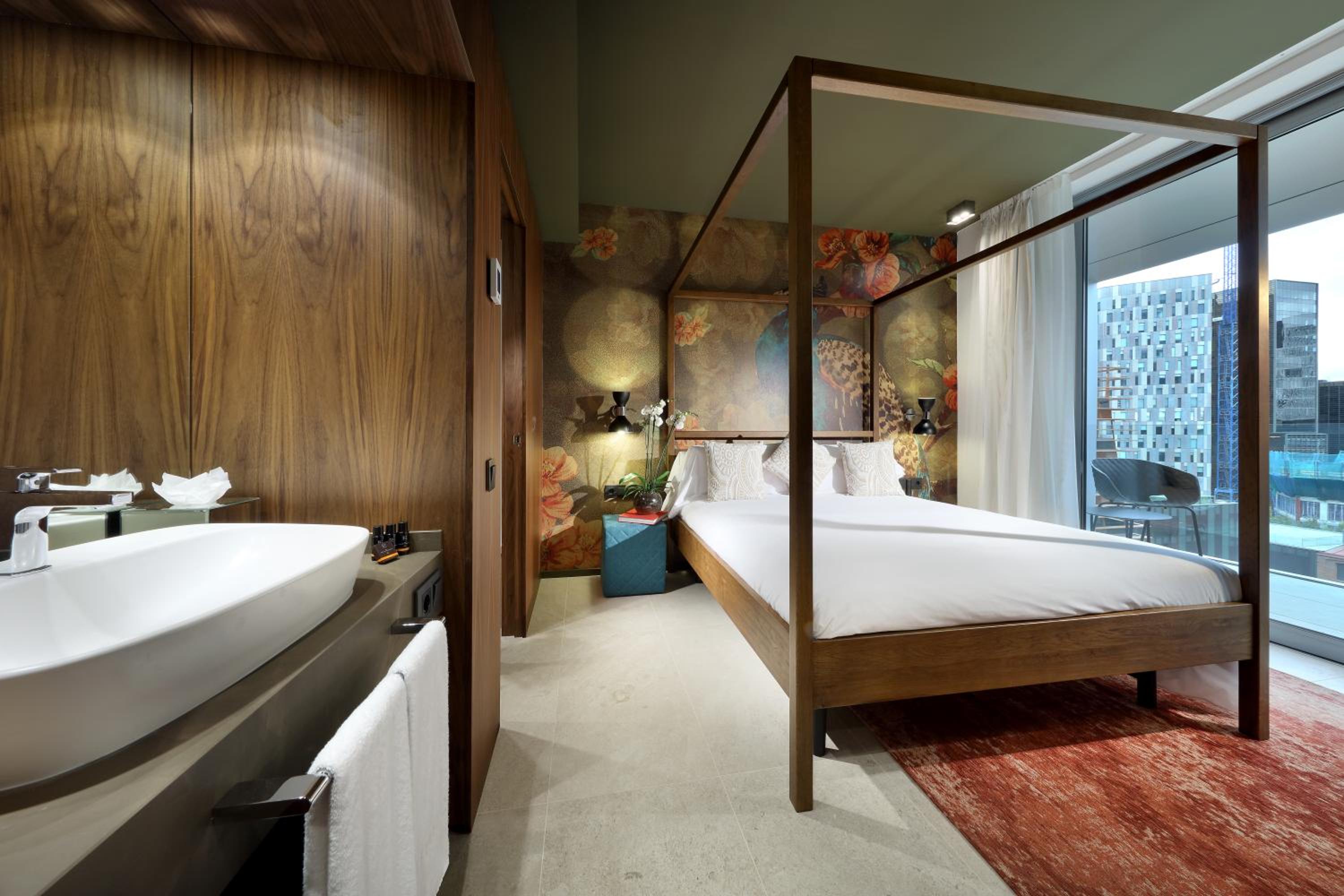 Suite with Hot Tub photo 3