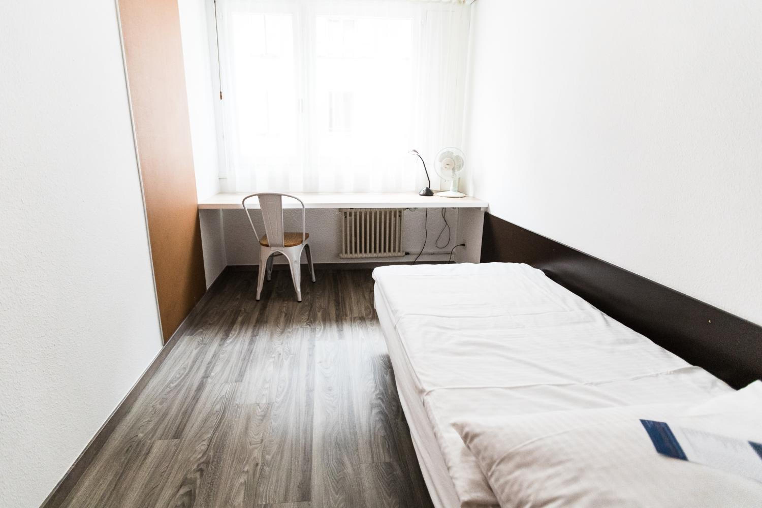 Budget Single Room with Shared Bathroom photo 2