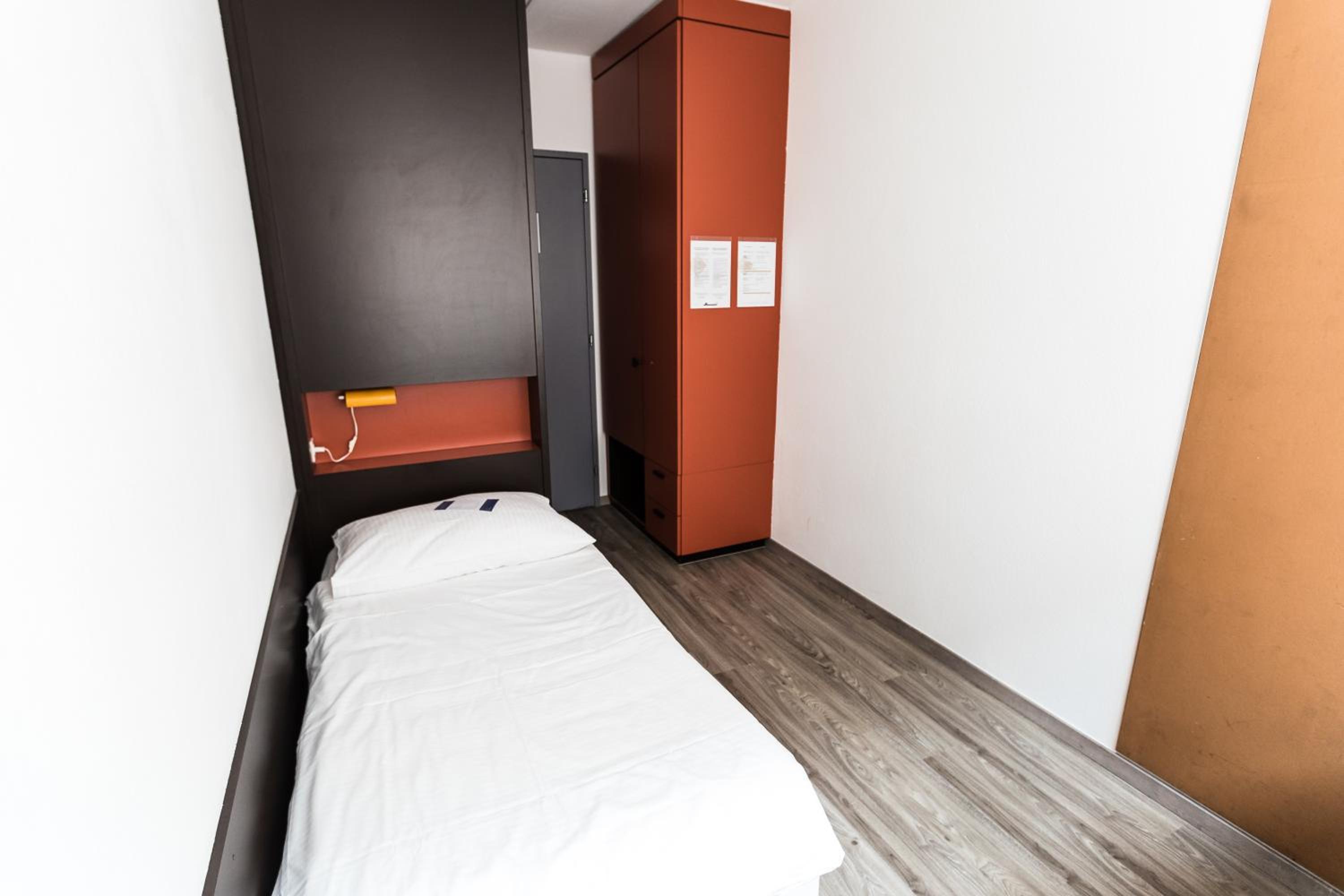 Budget Single Room with Shared Bathroom photo 3
