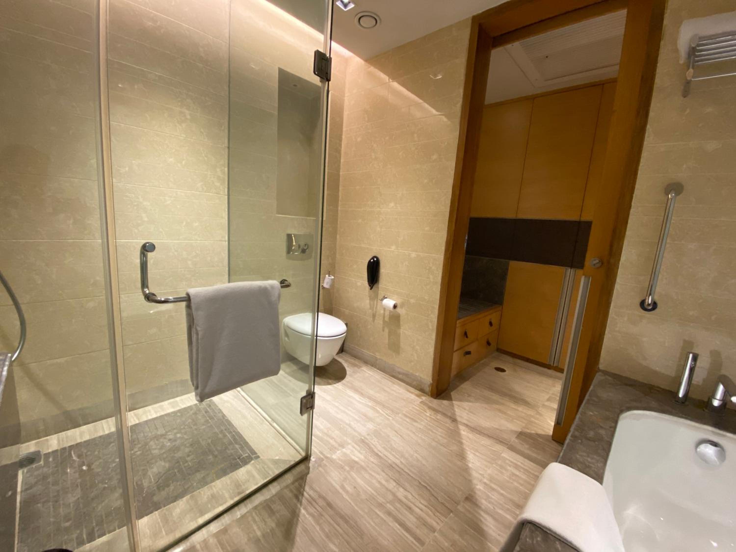 One-Bedroom King Suite - Lounge Access thumbnail 5