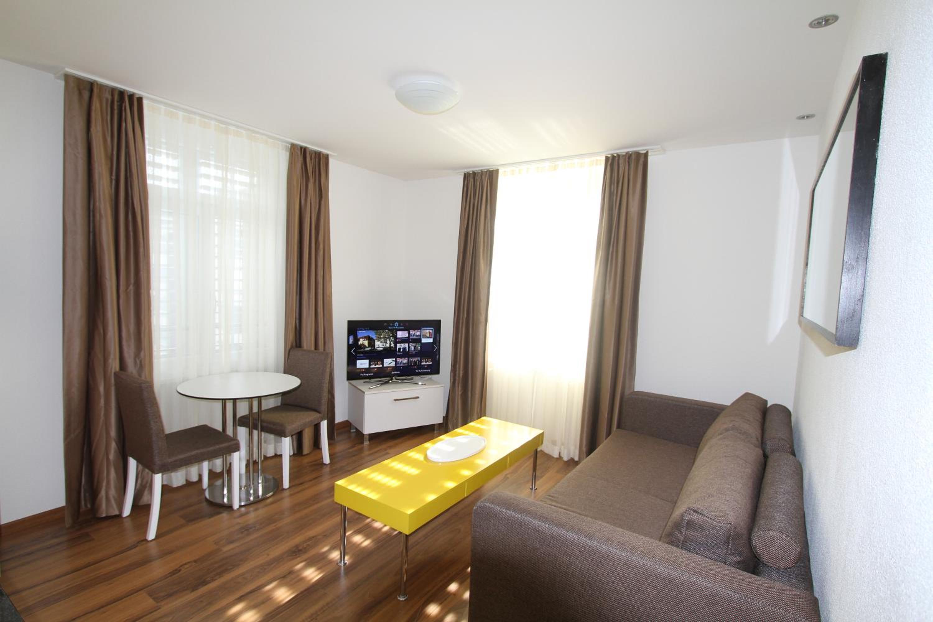 Luxury One-Bedroom Apartment photo 2