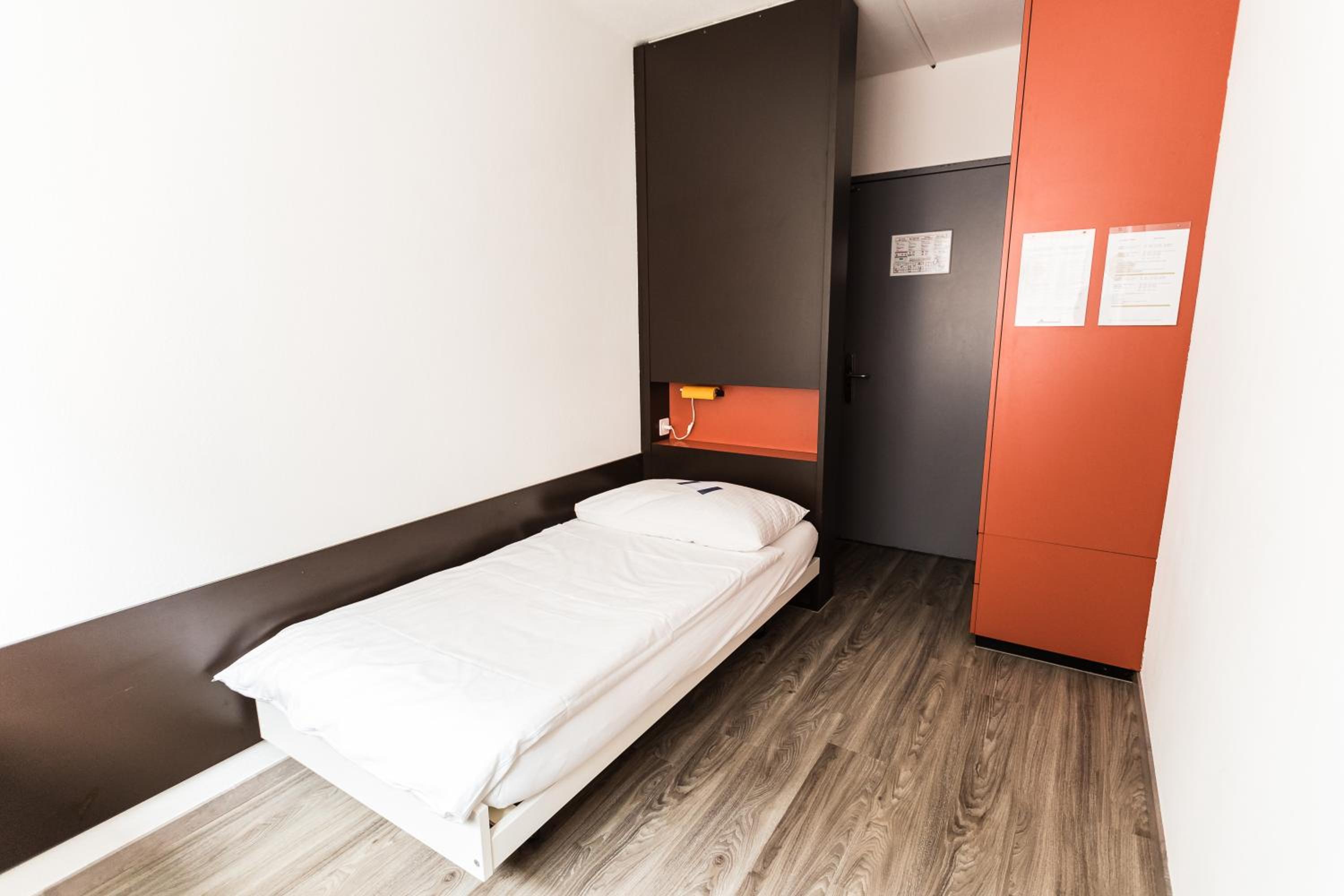 Budget Single Room with Shared Bathroom photo 1