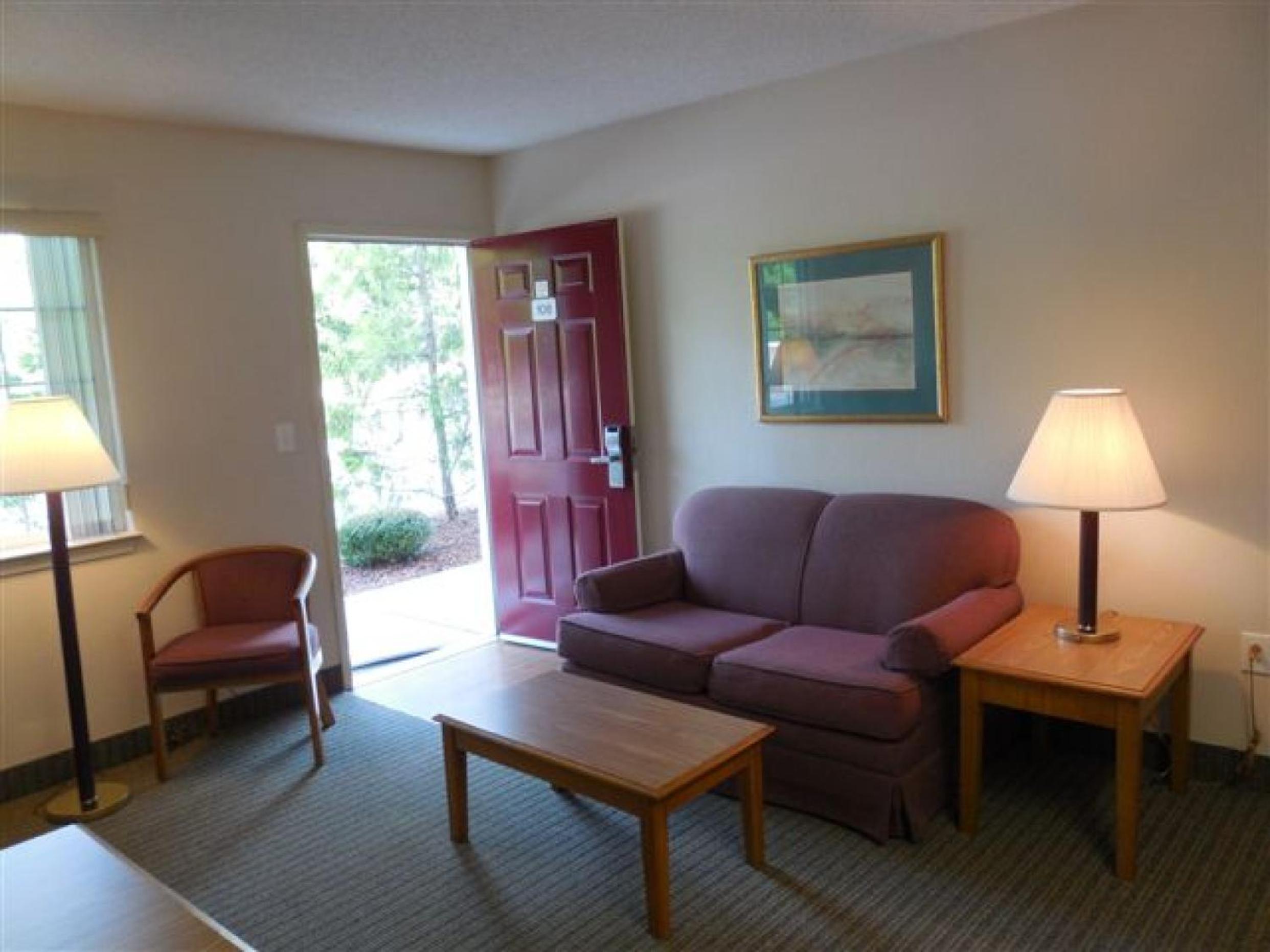 One-Bedroom Suite - Photo 4