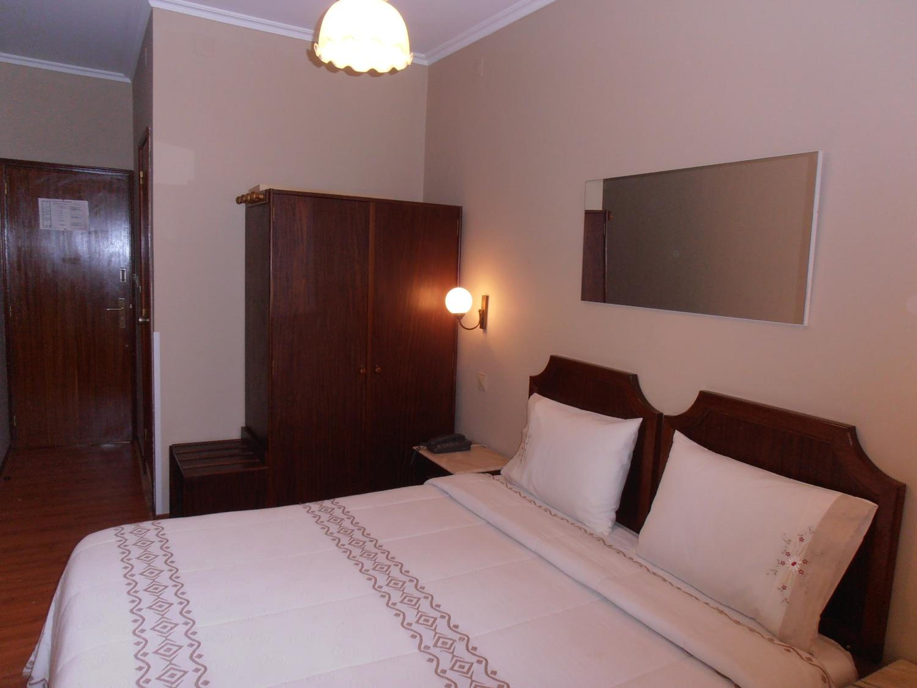 Standard Double or Twin Room - Photo 5