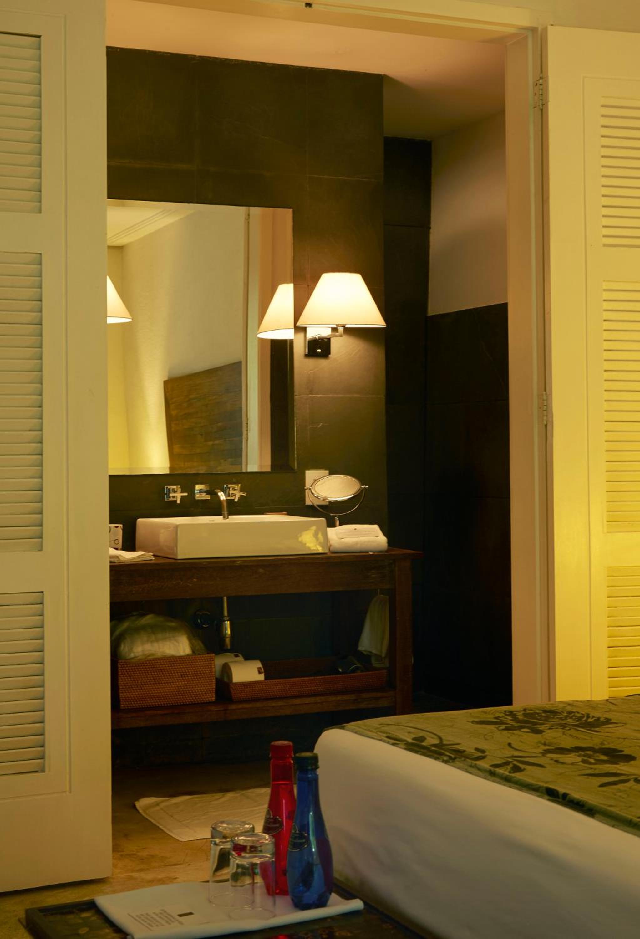 Deluxe Room, 1 King Bed, Bathtub thumbnail 6