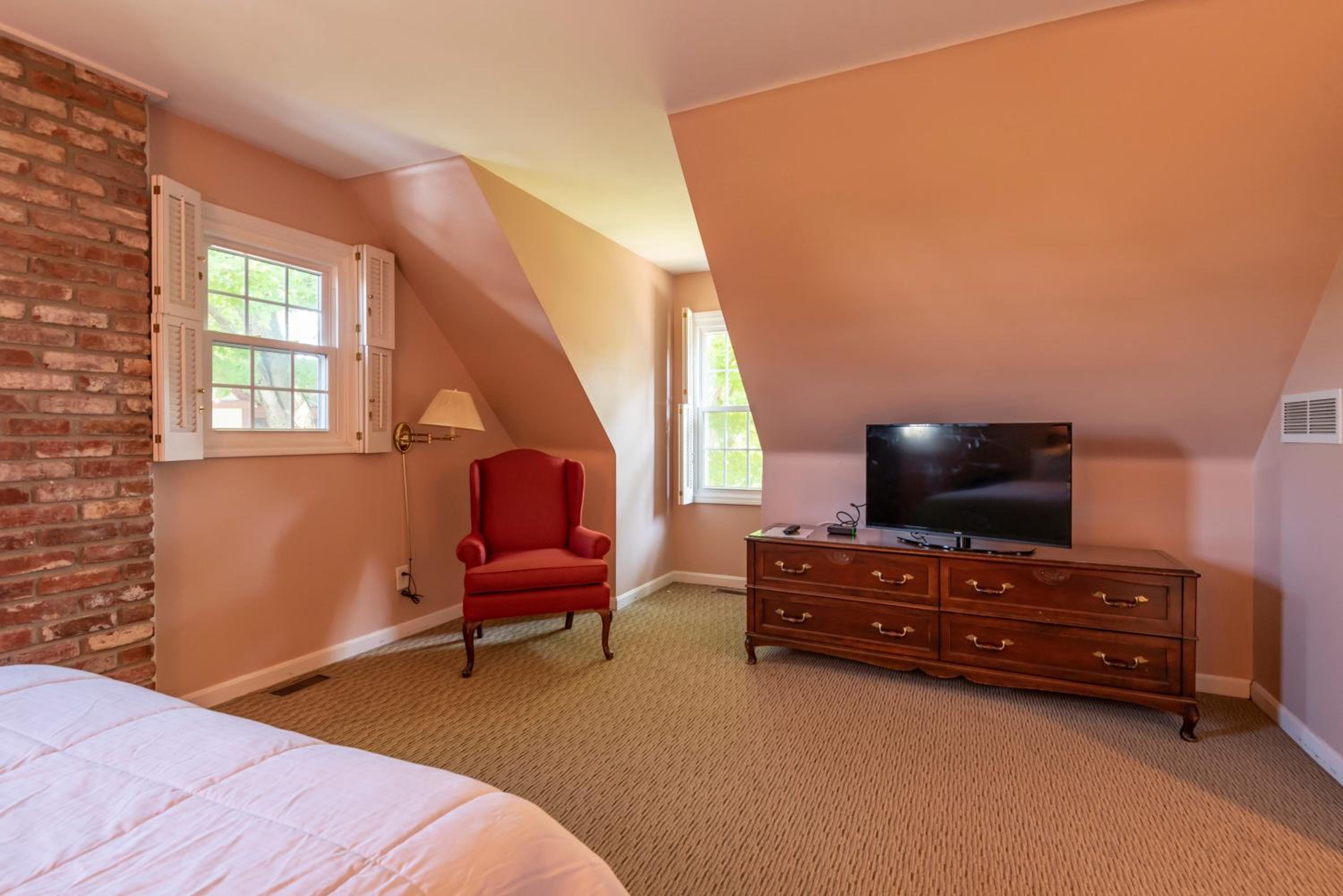 One-Bedroom Suite - Photo 8