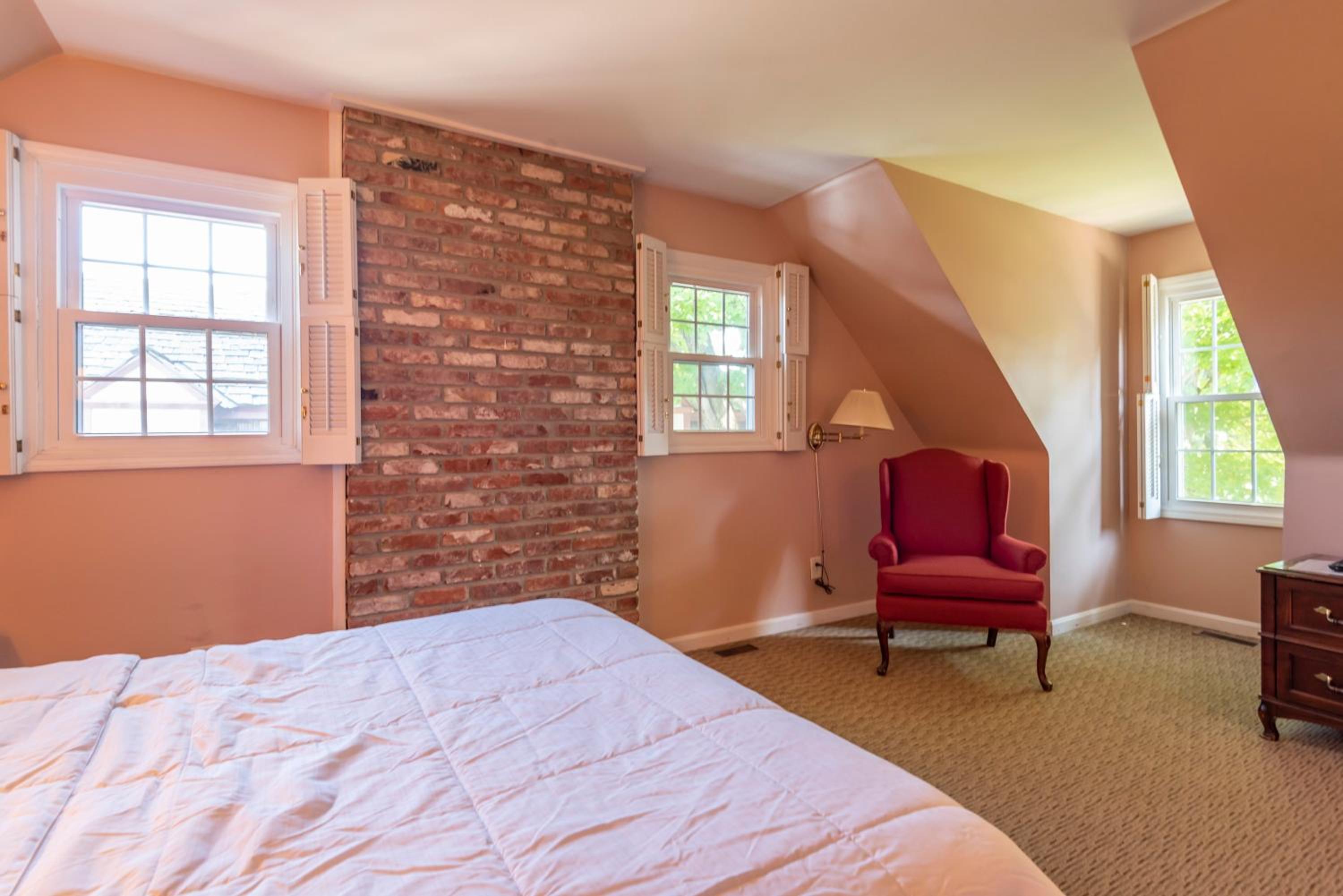 One-Bedroom Suite - Photo 9