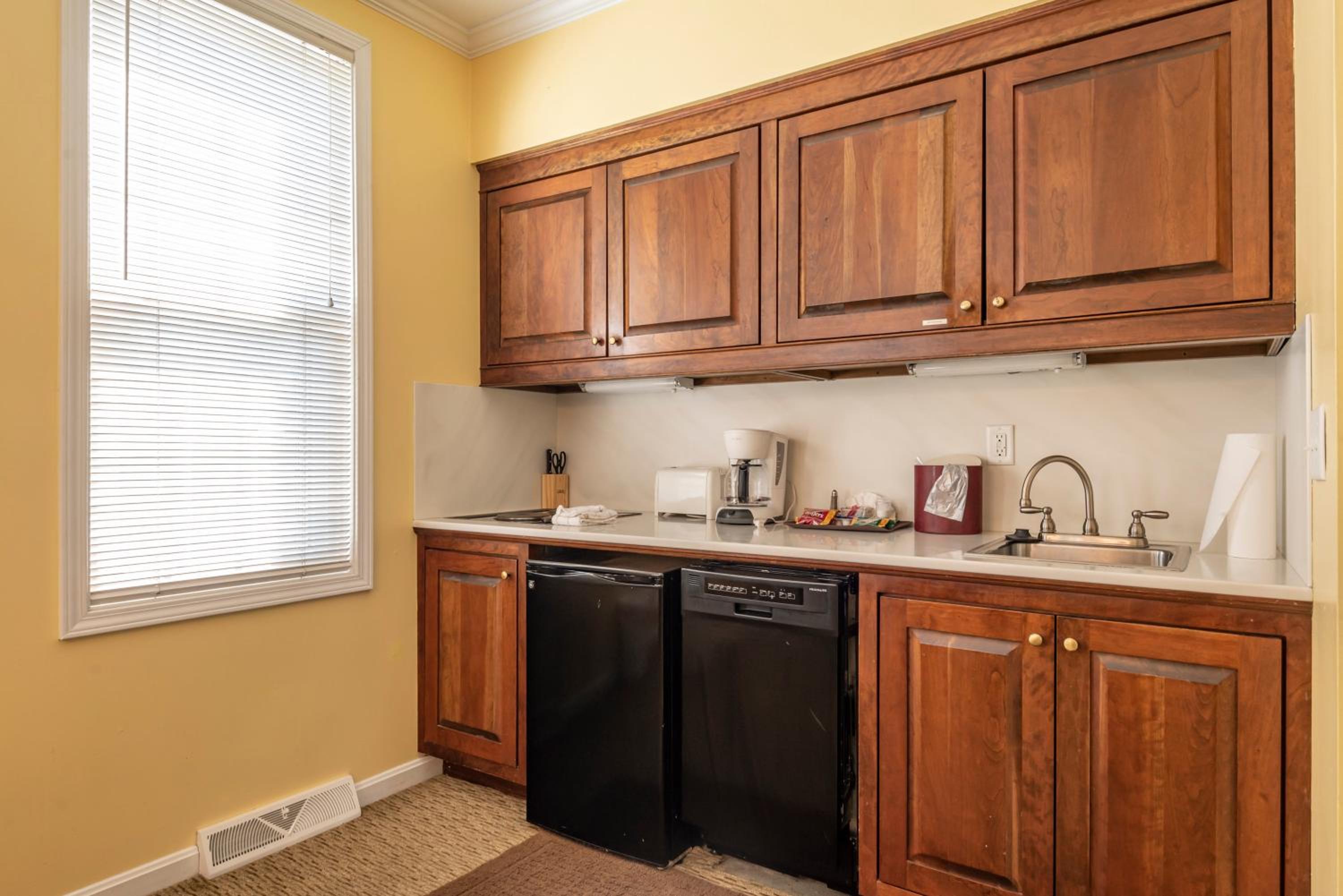 Standard Suite - Photo 8