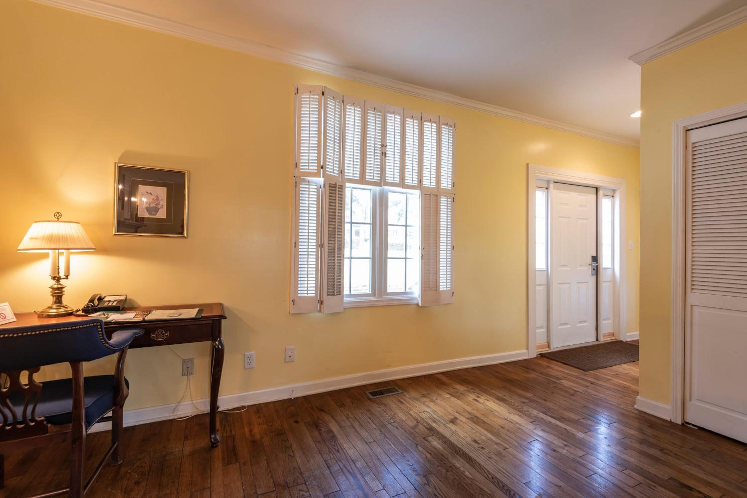 Queen Suite - Photo 6